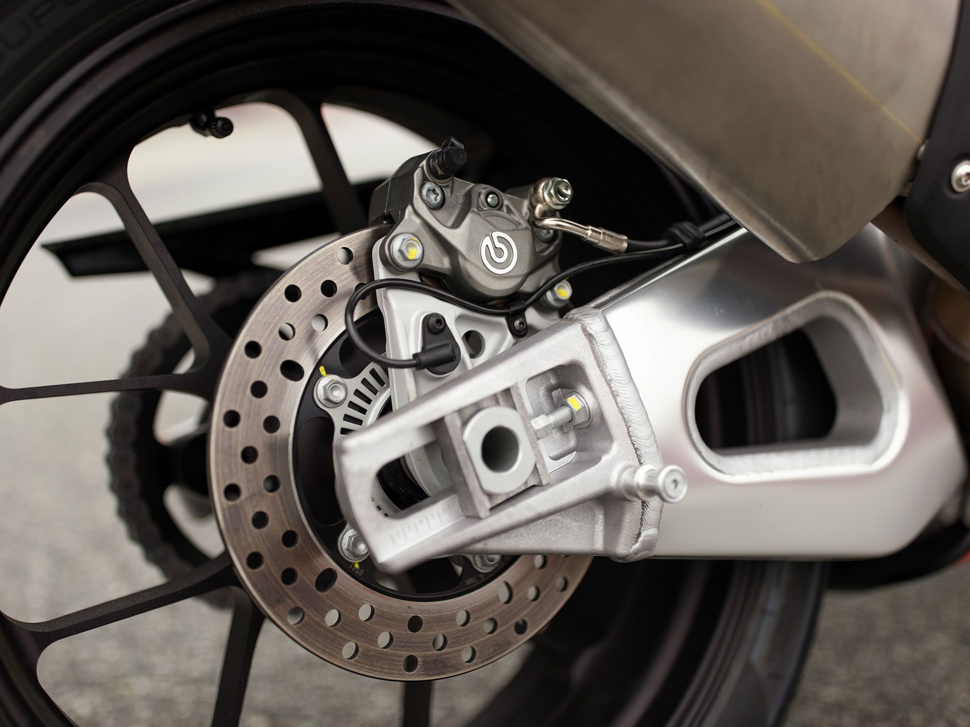 A lighter yet more rigid swingarm offers incredible drive grip off turns—an impressive feat for a motorcycle that delivers 190 hp at the working end of the 200-series Pirelli Diablo Supercorsa SP V3 tire.