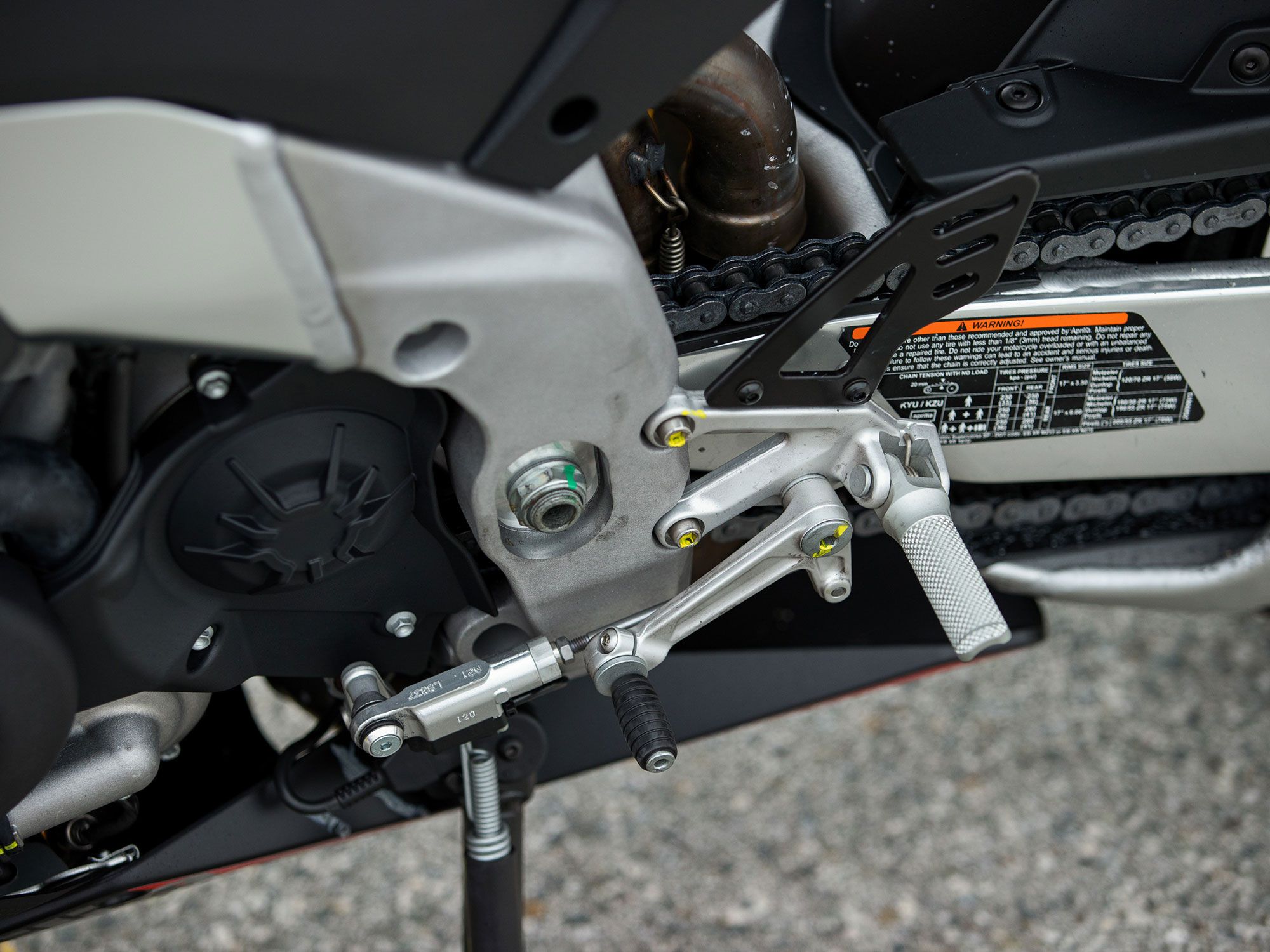 The rider’s foot controls are lower which make it easier to get comfortable for taller riders. In spite of this change, Aprilia claims cornering ground clearance has increased.