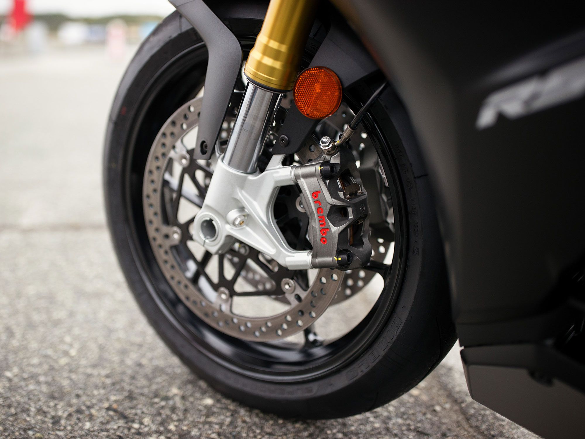 As usual, the RSV4 benefits from grade-A braking hardware that’s extremely effective at shedding speed.