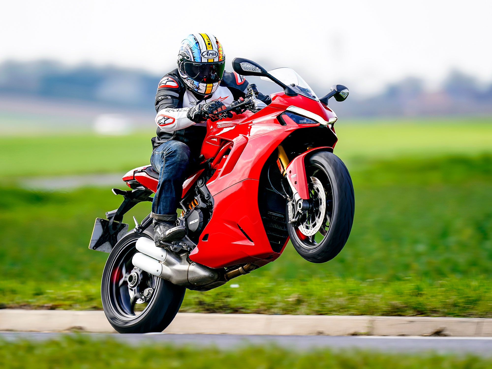 The bodywork and style are completely new, now featuring full-LED headlight with Daytime Running Light (DRL). The styling isn’t just for aesthetic reasons, to bring it in line with the Panigale family, but also deflects warm engine air away from the rider.