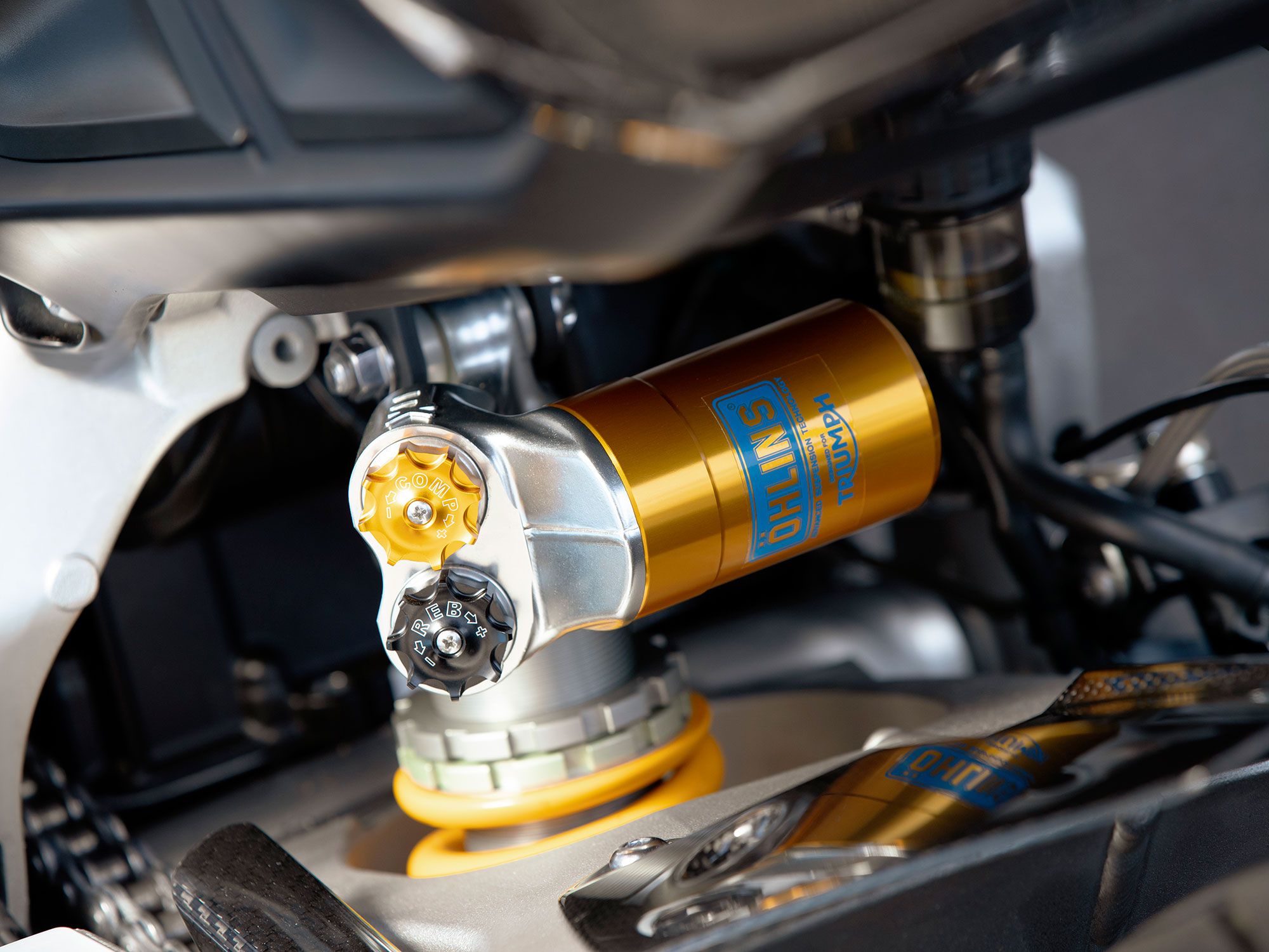Advanced track day riders will appreciate the fully independent damping adjustment function of the Ohlins TTX-generation shock.