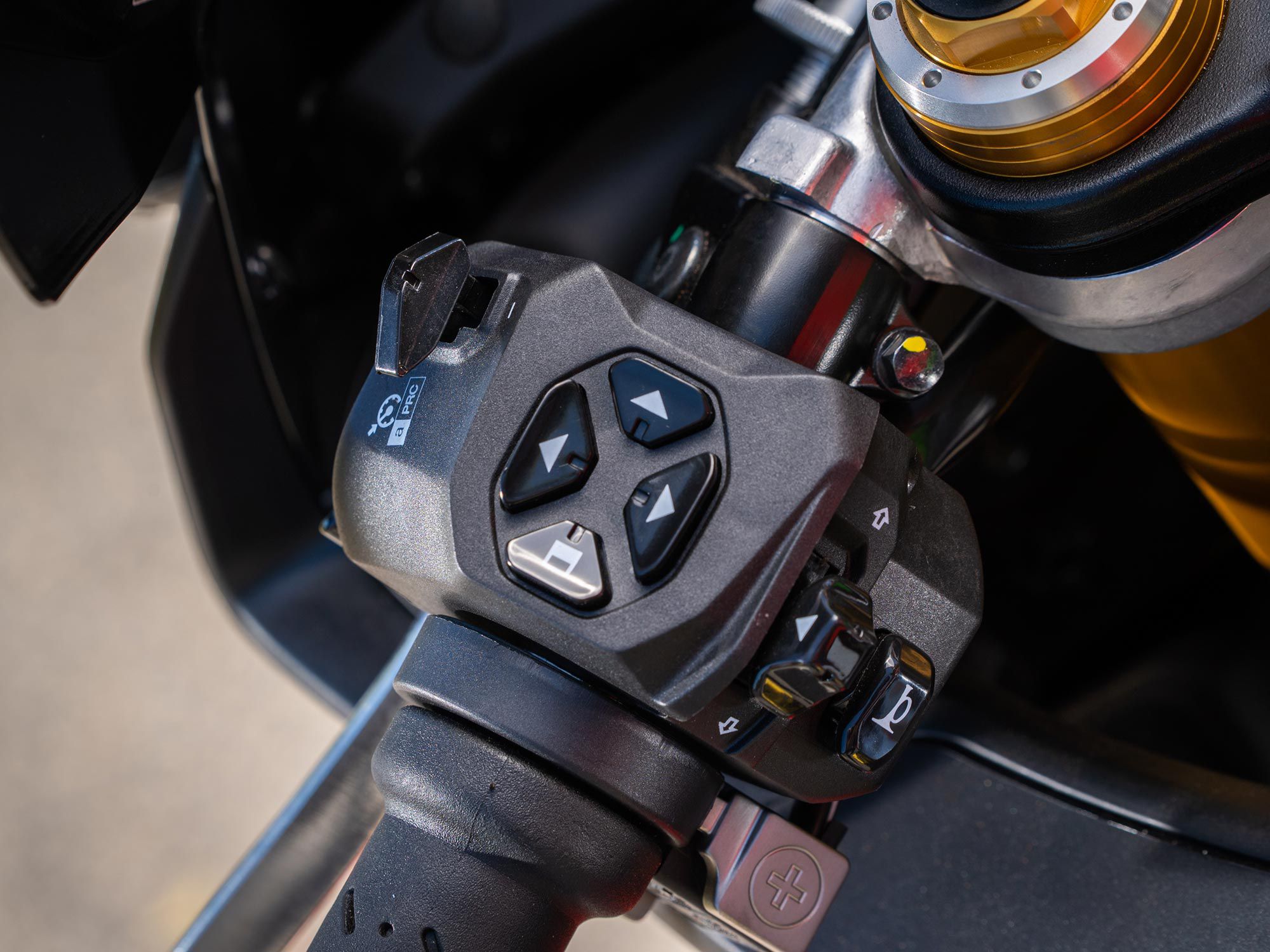 This joystick manipulates the RSV4’s instrument panel. It is easy to use and the switch gear offers pleasing tactile function with gloves.