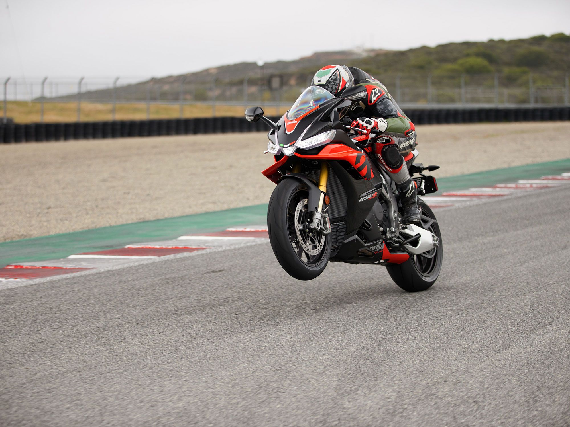 Just when you think it can’t build ’em any faster, Aprilia delivers an even more powerful RSV4. It pumps out 190 ponies at the back tire.