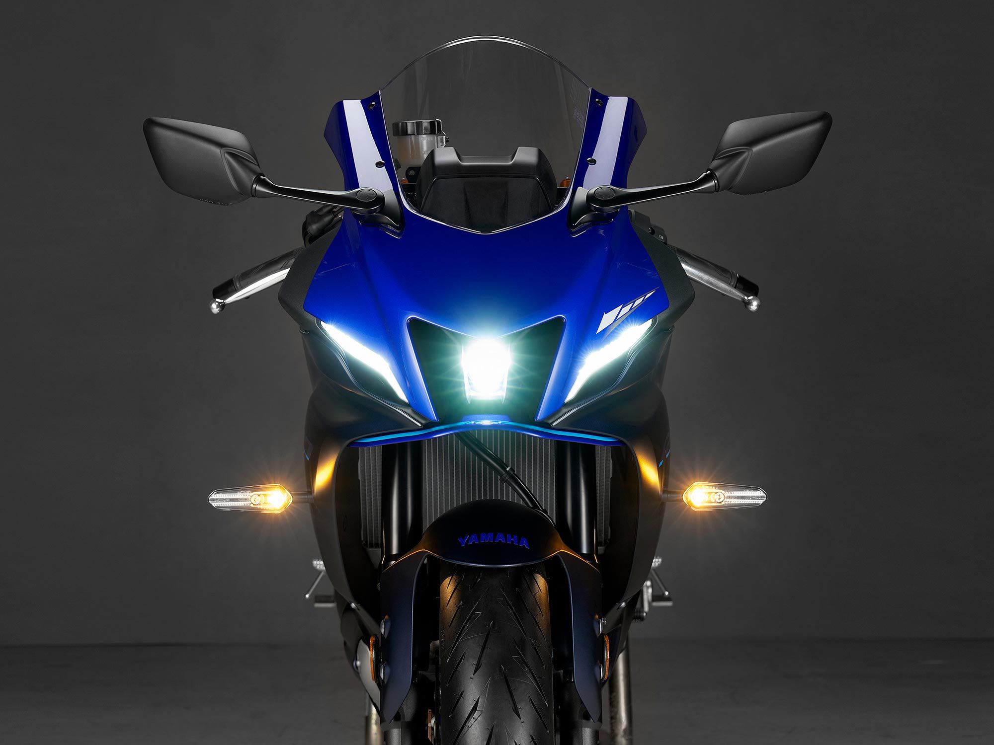 The R7 benefits from Yamaha’s R-bike family styling inspired by the YZR-M1 MotoGP machine.