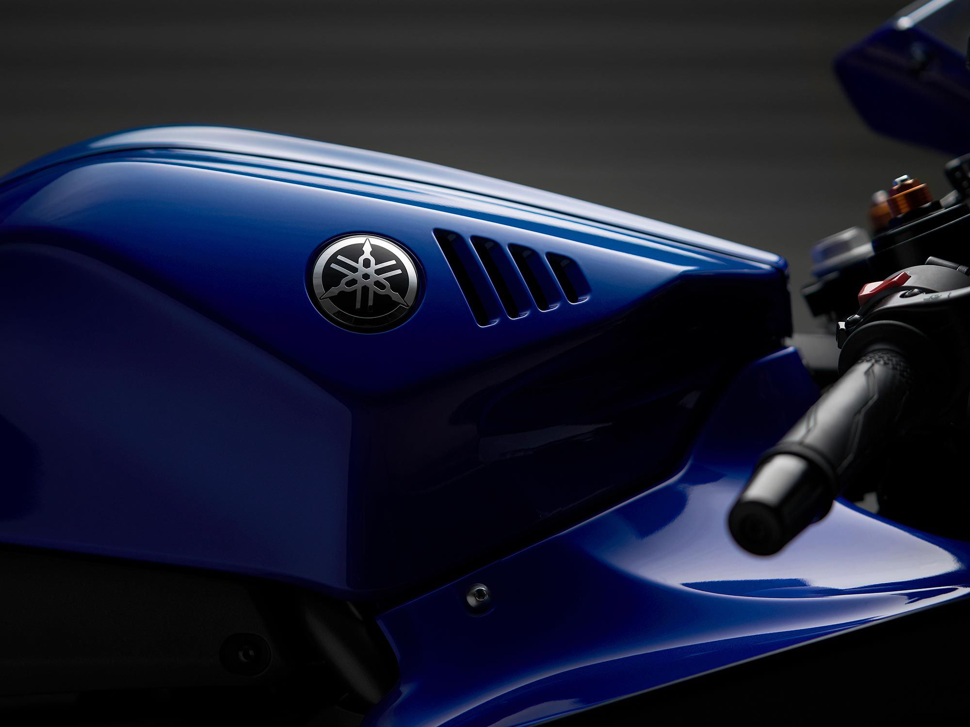 The YZR-M1’s signature fish gills atop of the fuel tank are also used on the YZF-R7.
