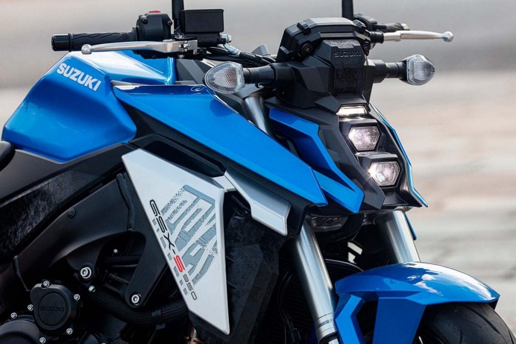 a front view of the new GSX-s950, in Triton Blue.