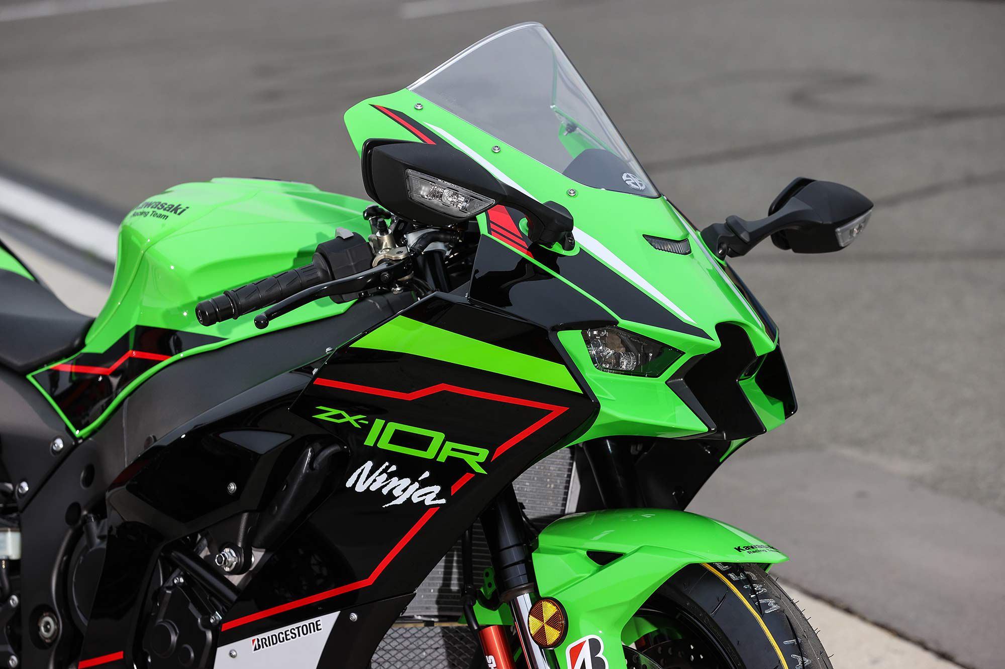The new-generation Ninja styling is the most obvious update to the 2021 Kawasaki ZX-10R. Aside from aesthetic differences, the new fairing is said to improve aerodynamic efficiency by 7 percent, while integrated winglets claim a 17 percent downforce increase.