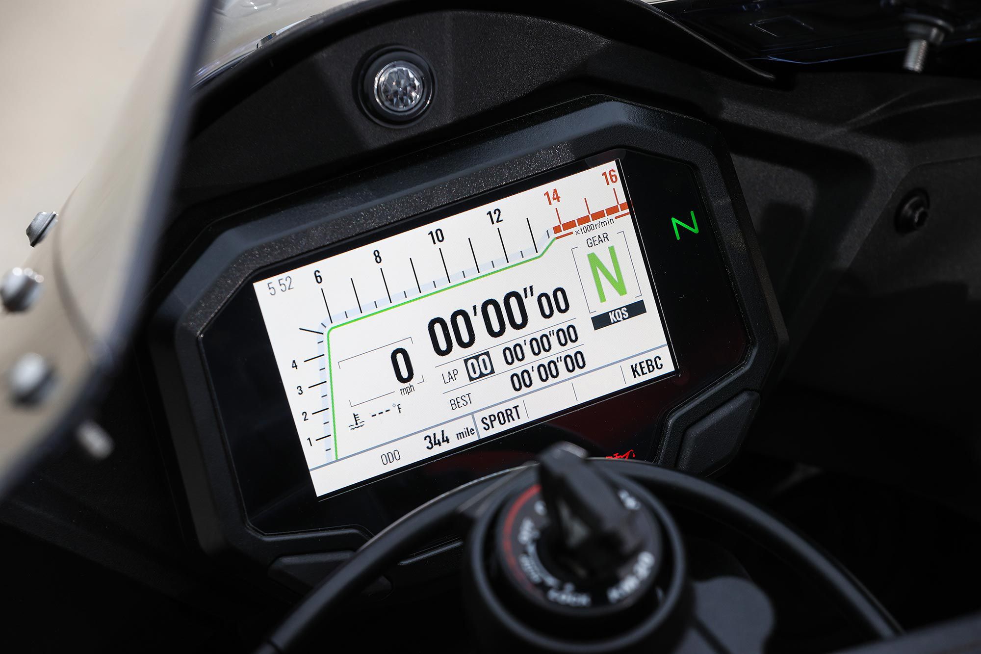This 4.3-inch TFT display is a long-overdue replacement of the outgoing LCD tachometer. A lap-time function is activated via switch gear on the left handlebar.