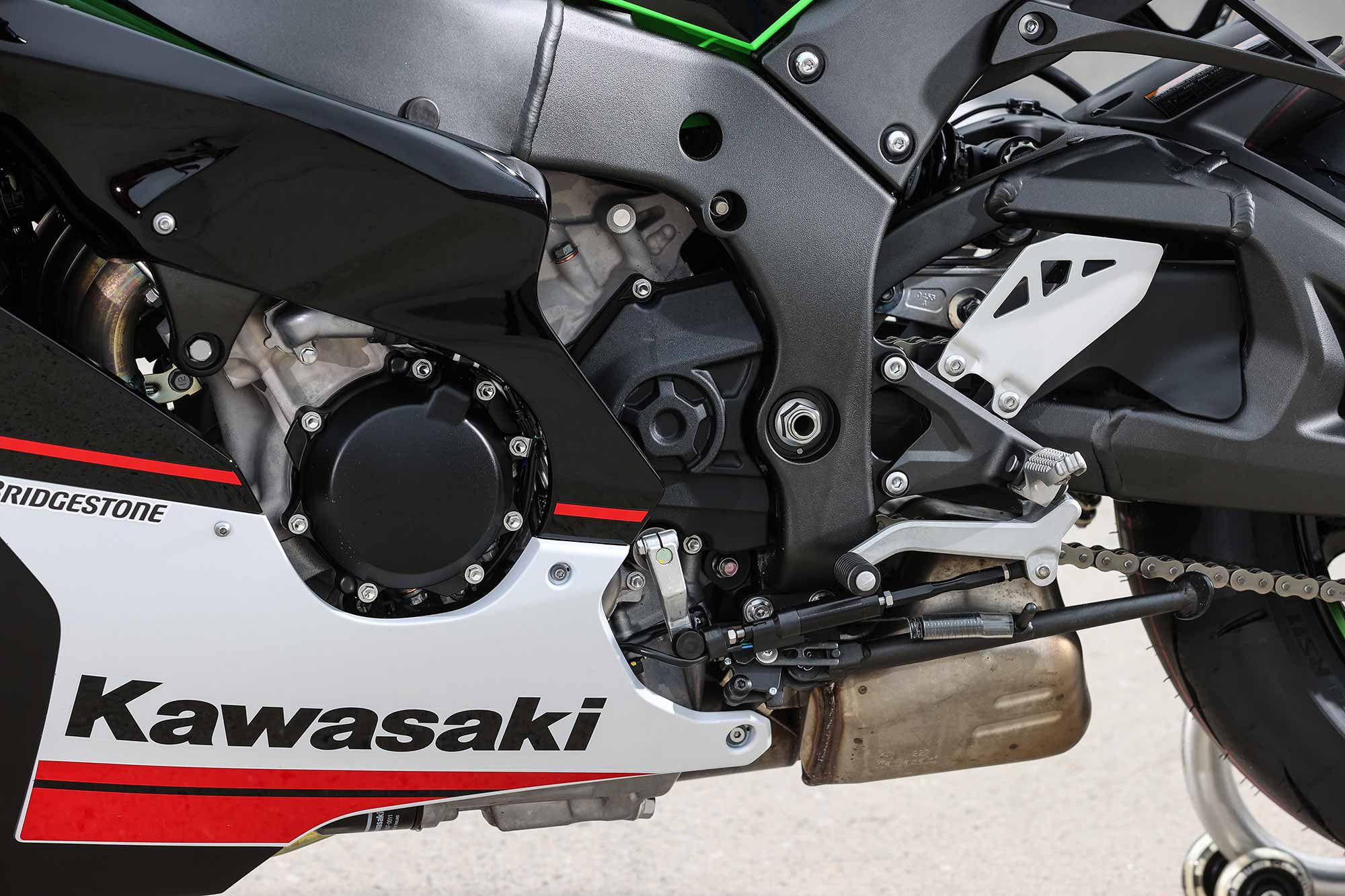 The internal gear ratios of the Ninja’s six-speed transmission have been optimized for stronger acceleration. The bidirectional quickshifter makes for seamless action while toeing through the gearbox.