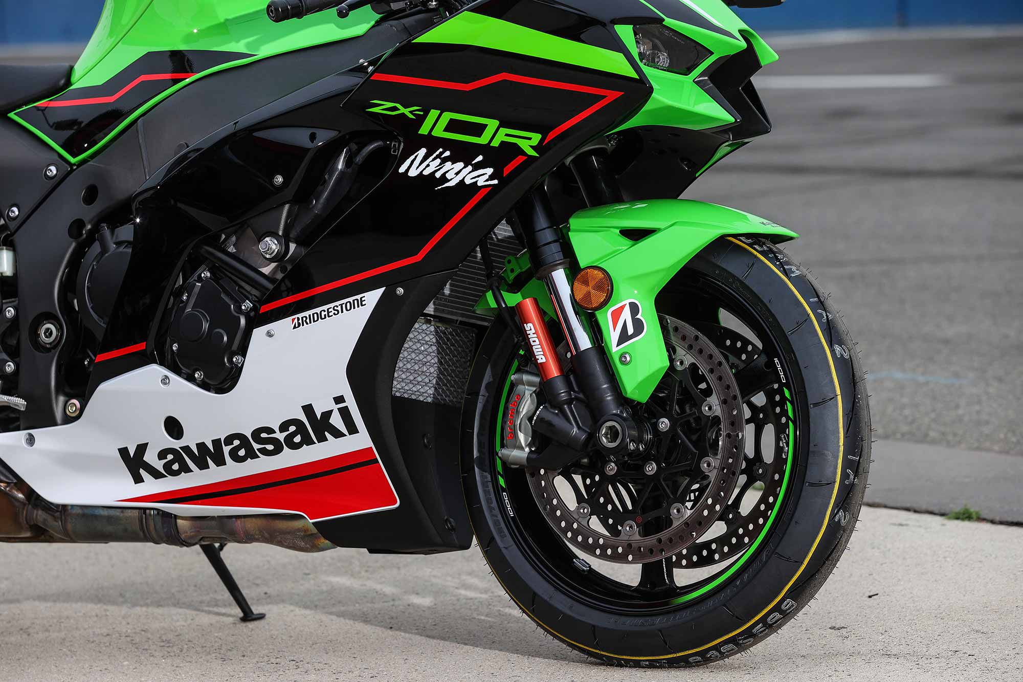 The ZX-10R’s Showa Balance Free Fork gets revised internal damping settings and a softer spring rate (21.0 N/mm from 21.5 N/mm). The result is an increased feel at the contact patch, especially noticeable at midcorner.