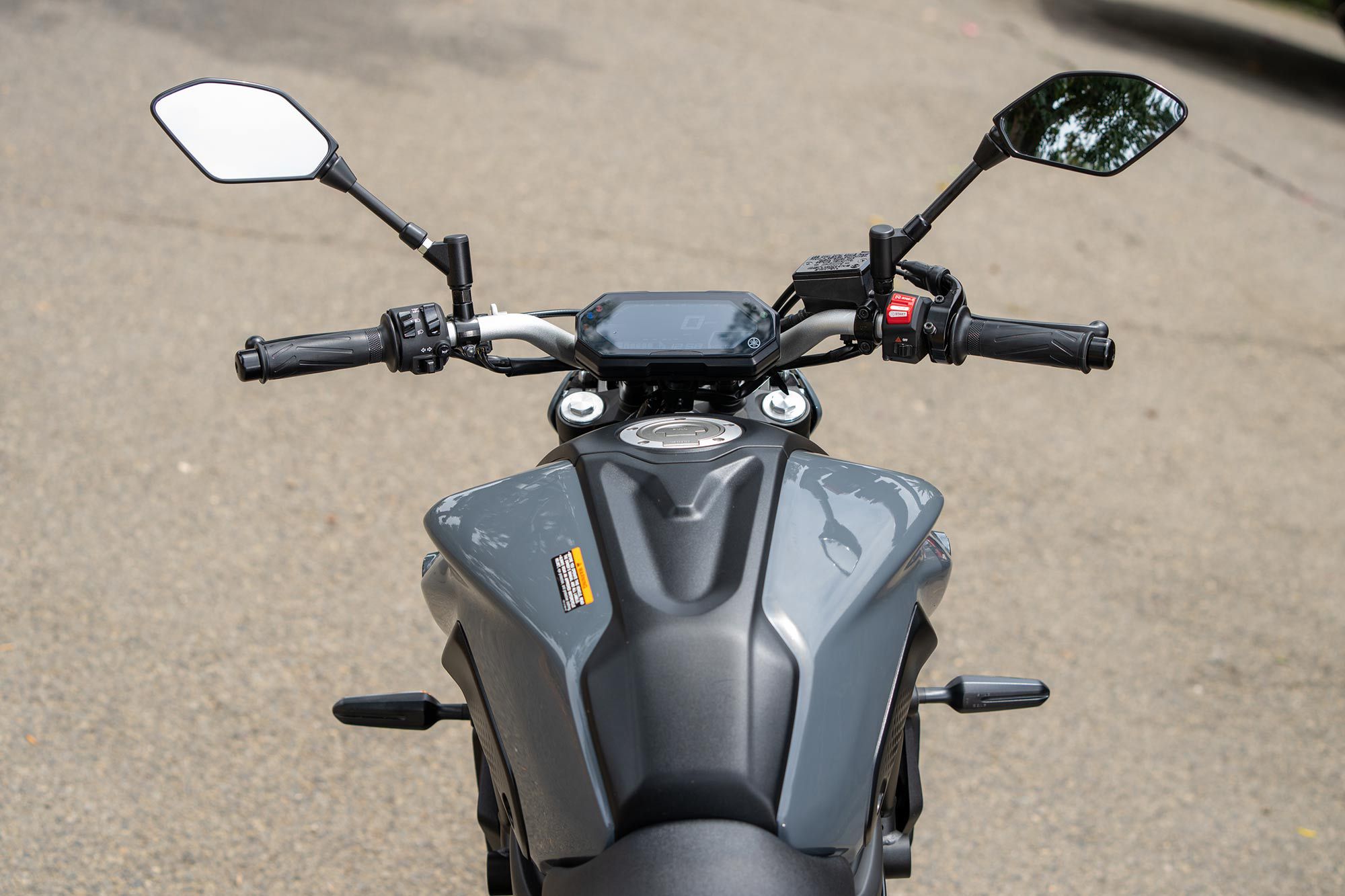 The MT-07’s cockpit is more tall rider friendly with its taller and wider handlebar.