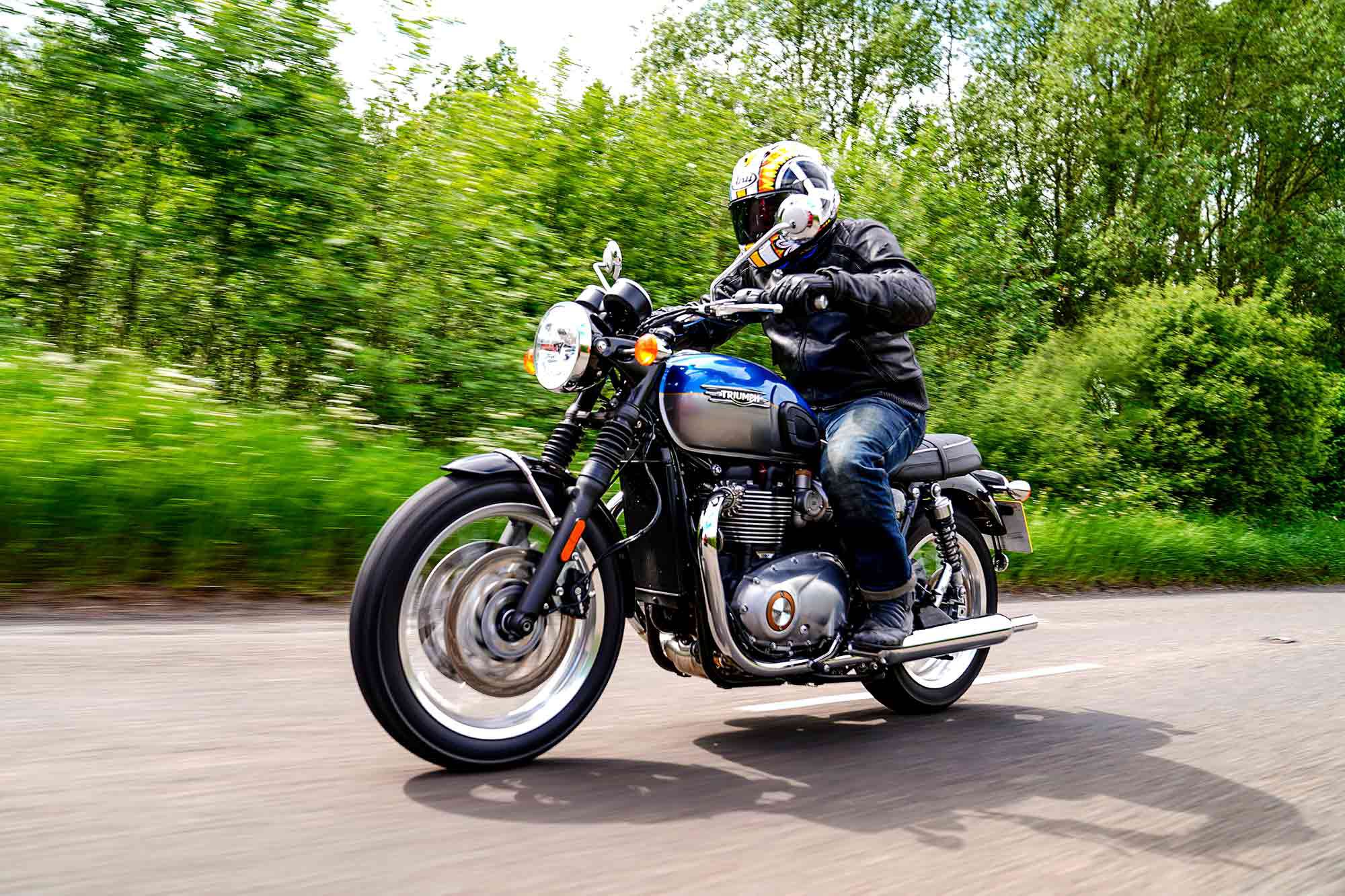 The bigger Bonnie gets six gears, one more than the T100’s five-speed gearbox.