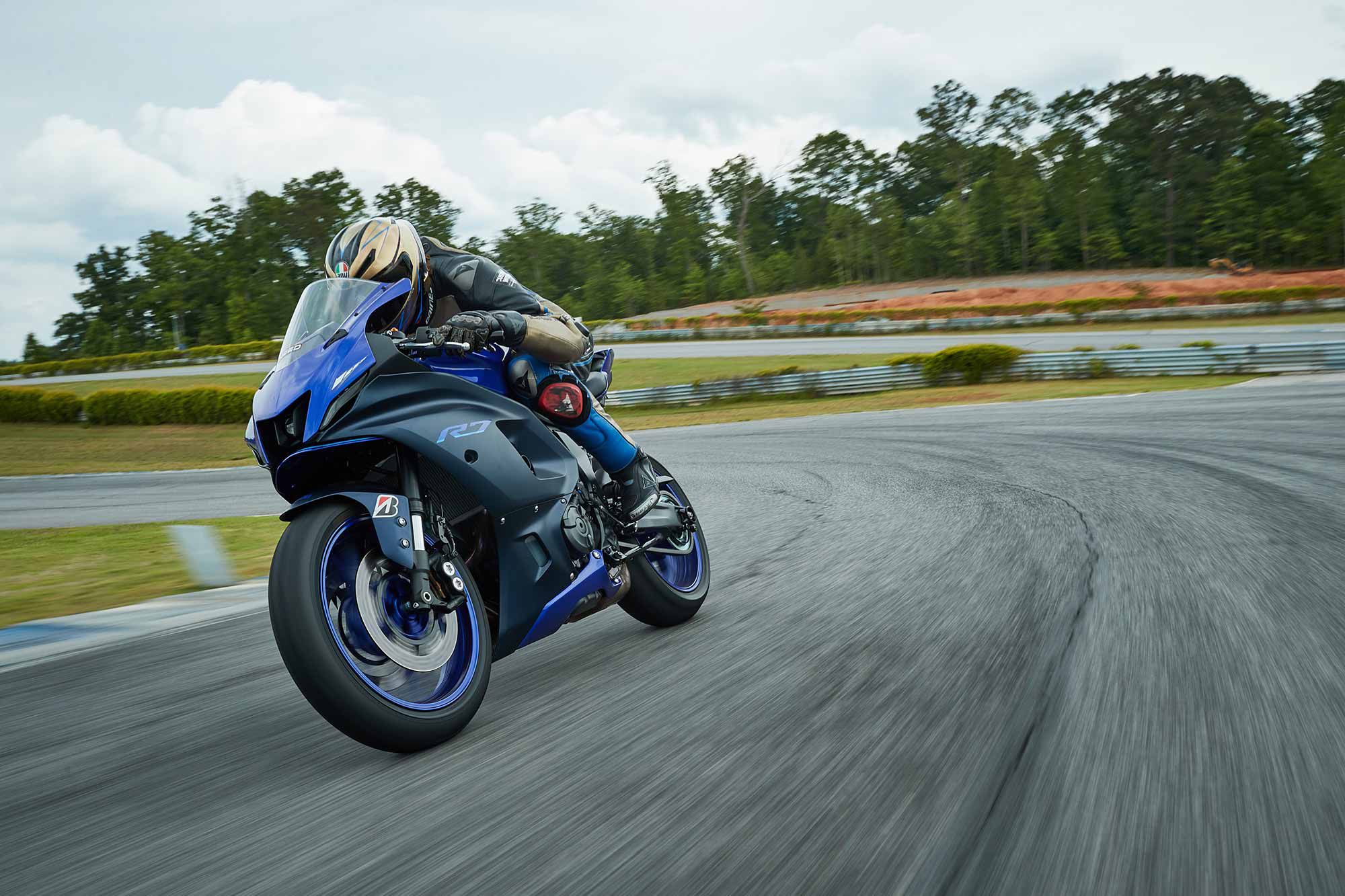 The ergonomics are sporty albeit a tad more forgiving than the YZF-R6 and YZF-R1.