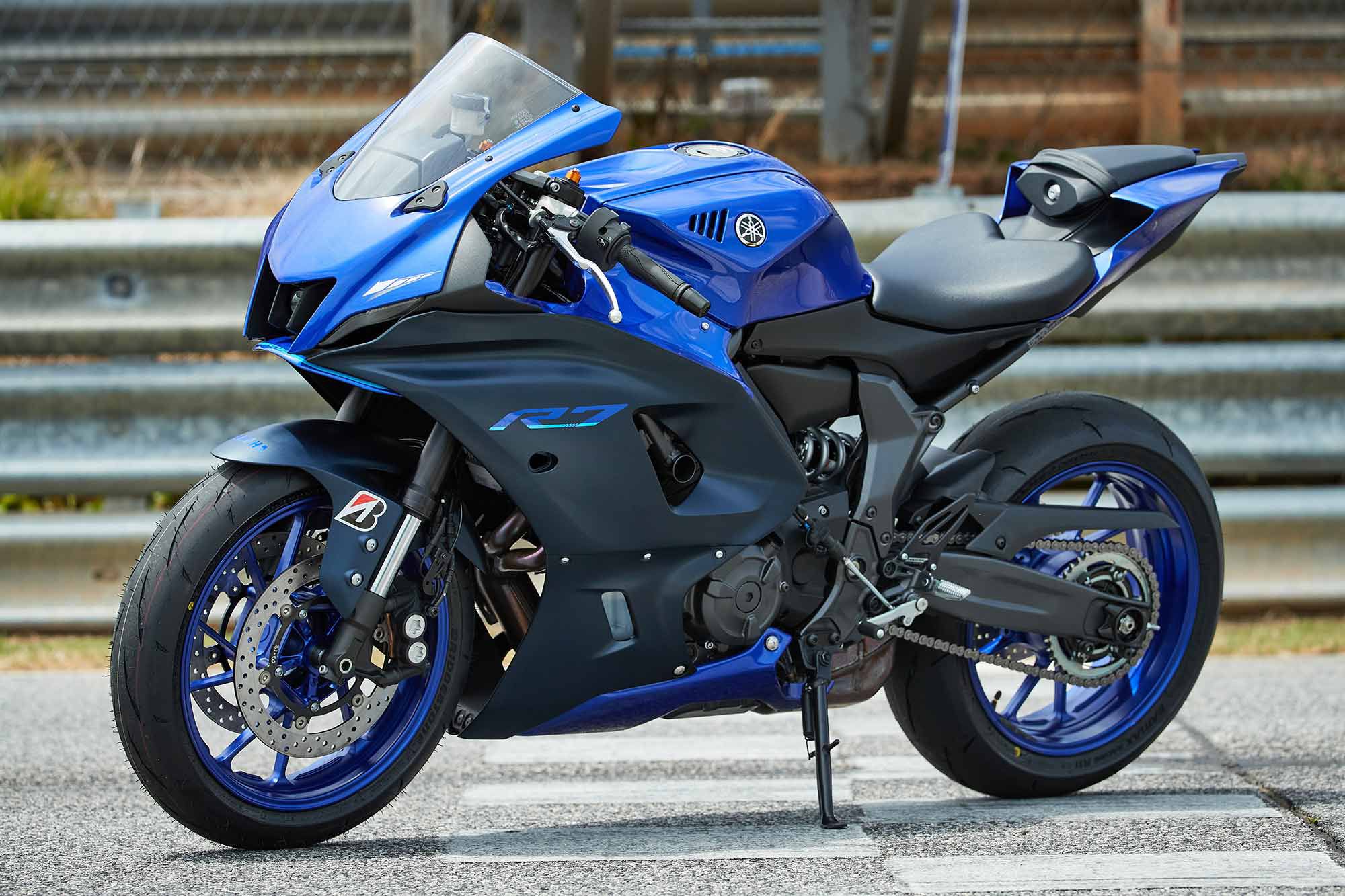 Riders seeking an affordable twin-cylinder sportbike with big bike looks will do well with the 2022 YZF-R7.