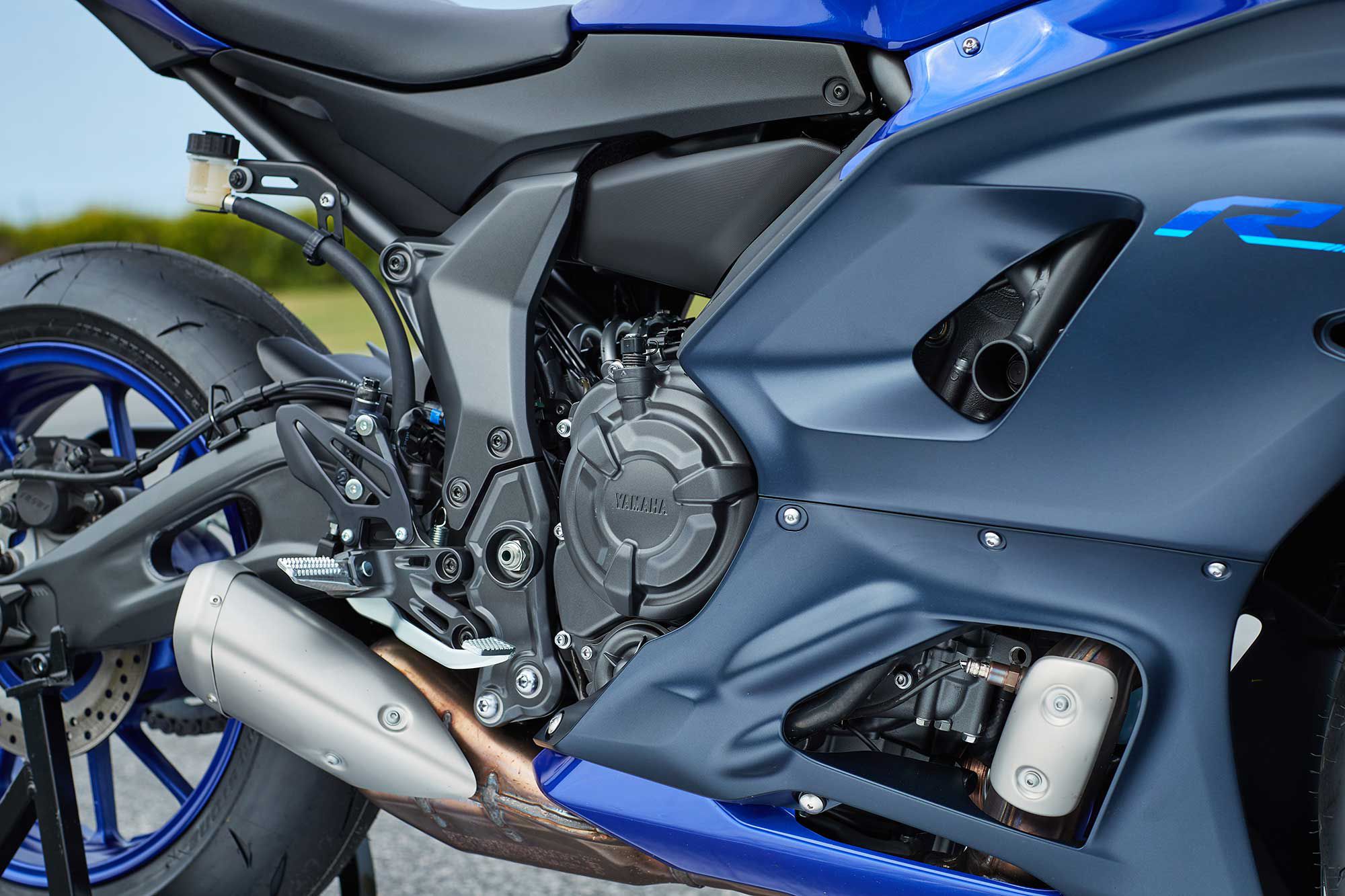 The R7 is powered by an MT-07-sourced 689cc CP2-generation parallel twin. Introduced for the 2015 MY, this engine employs a ultracompact design and uneven firing order giving it a V-twin-like character.
