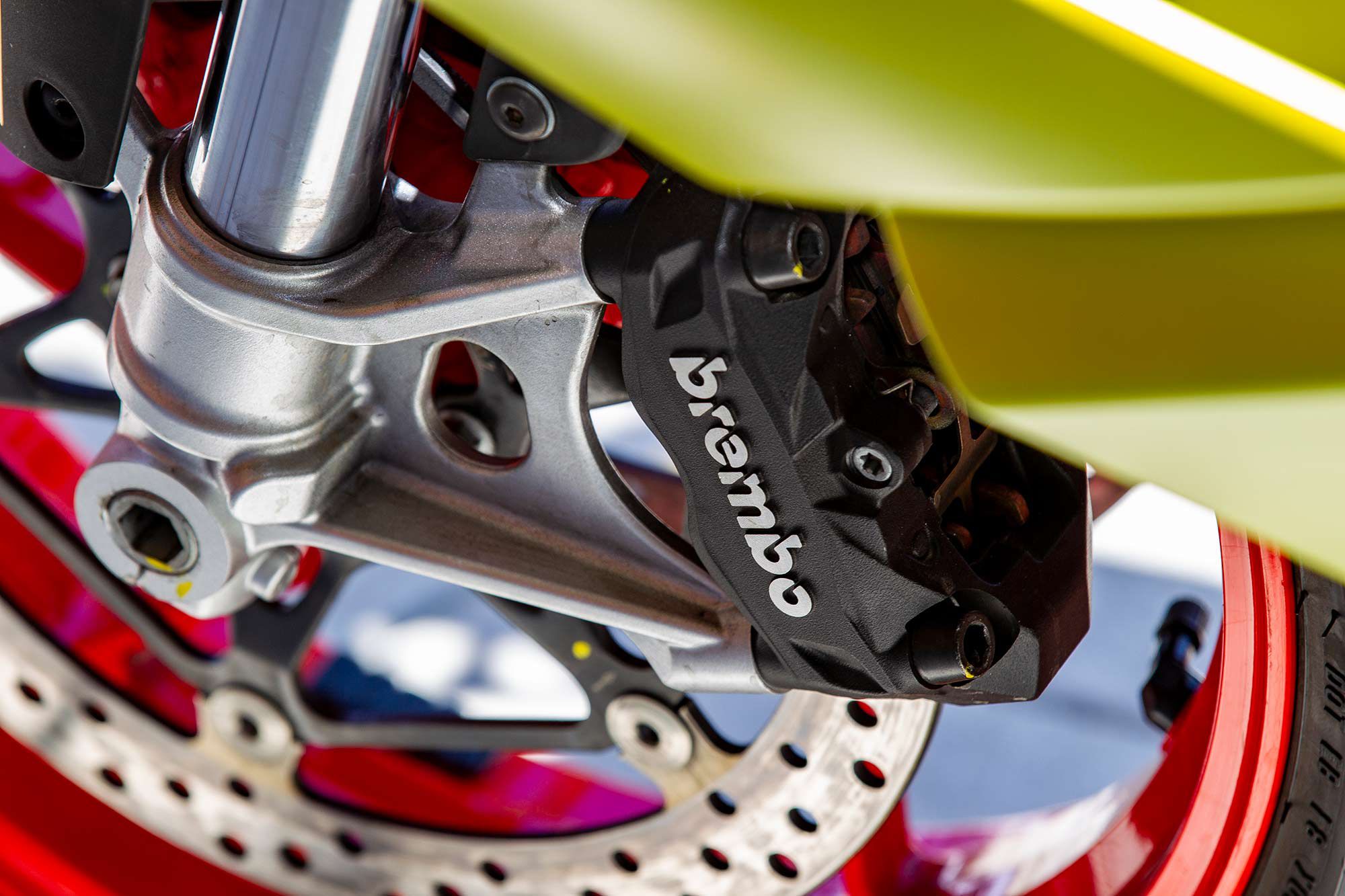 Brembo monoblock calipers are employed to provide the RS 660 stopping power. Combined with the adjustable engine brake management system, deceleration is quick and confidence inspiring.