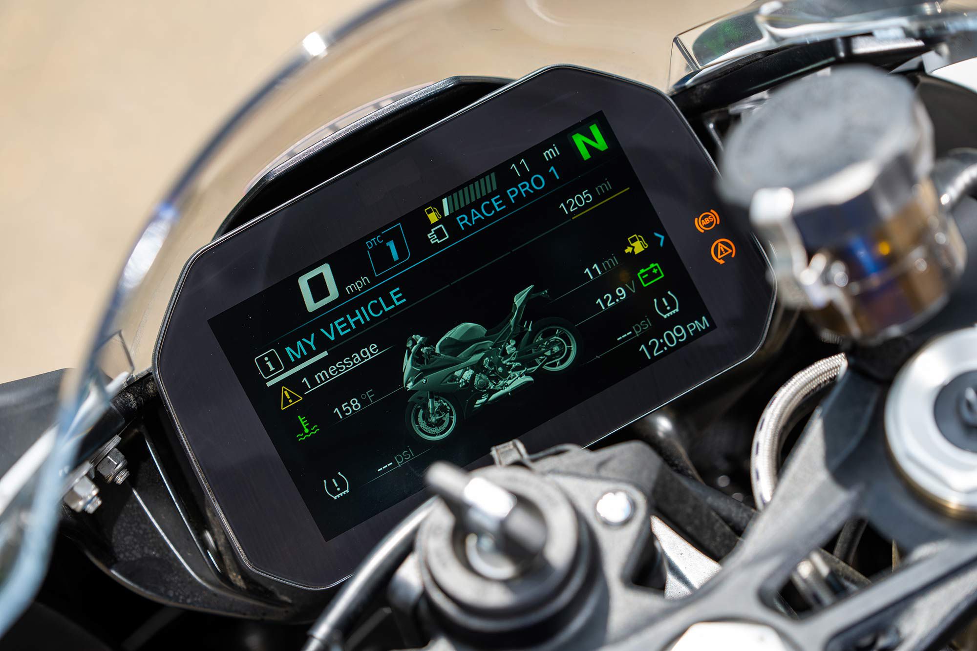 The S 1000 RR sports an attractive and functional 6.5-inch color TFT display. The screen is easily paired with iOS-enabled devices with the BMW Motorrad Connected app.