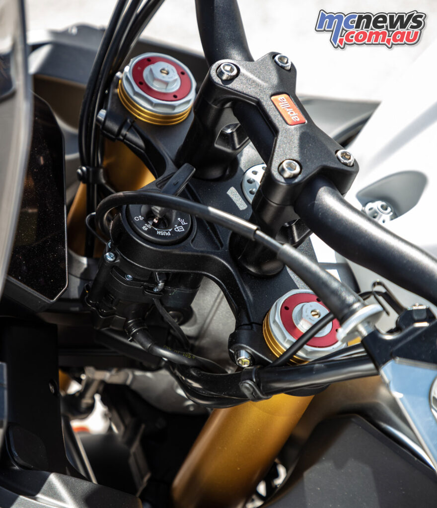 The standard version now receives taller bars, as well as traditional Sachs suspension