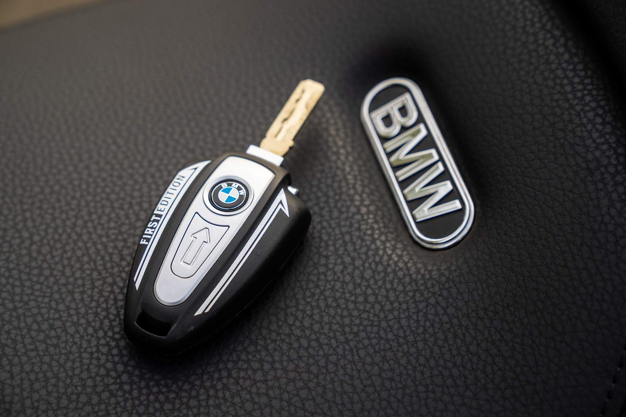 The R 18 Classic uses a proximity key fob with an integrated key so owners can lock the fuel tank if desired. The key is shaped like the fuel tank of the original 1936 R5.