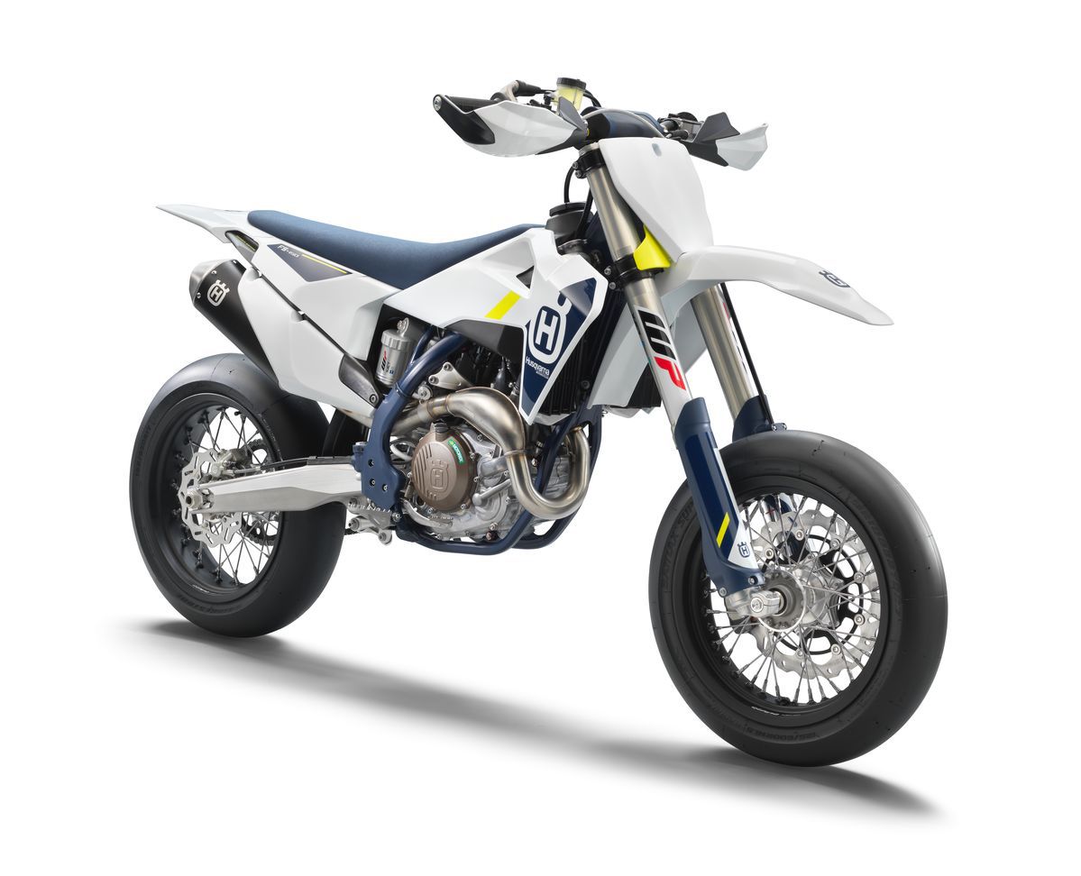The FS 450 retains all the equipment that has made it a best-in-class supermoto for years.