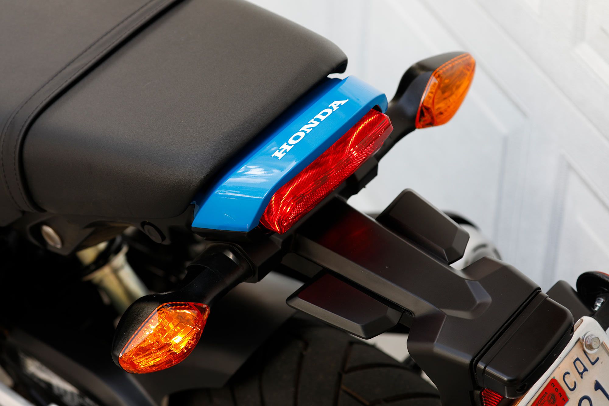 The Grom continues to employ an LED headlight and taillight, however the turn signals are still of older halogen-bulb type.