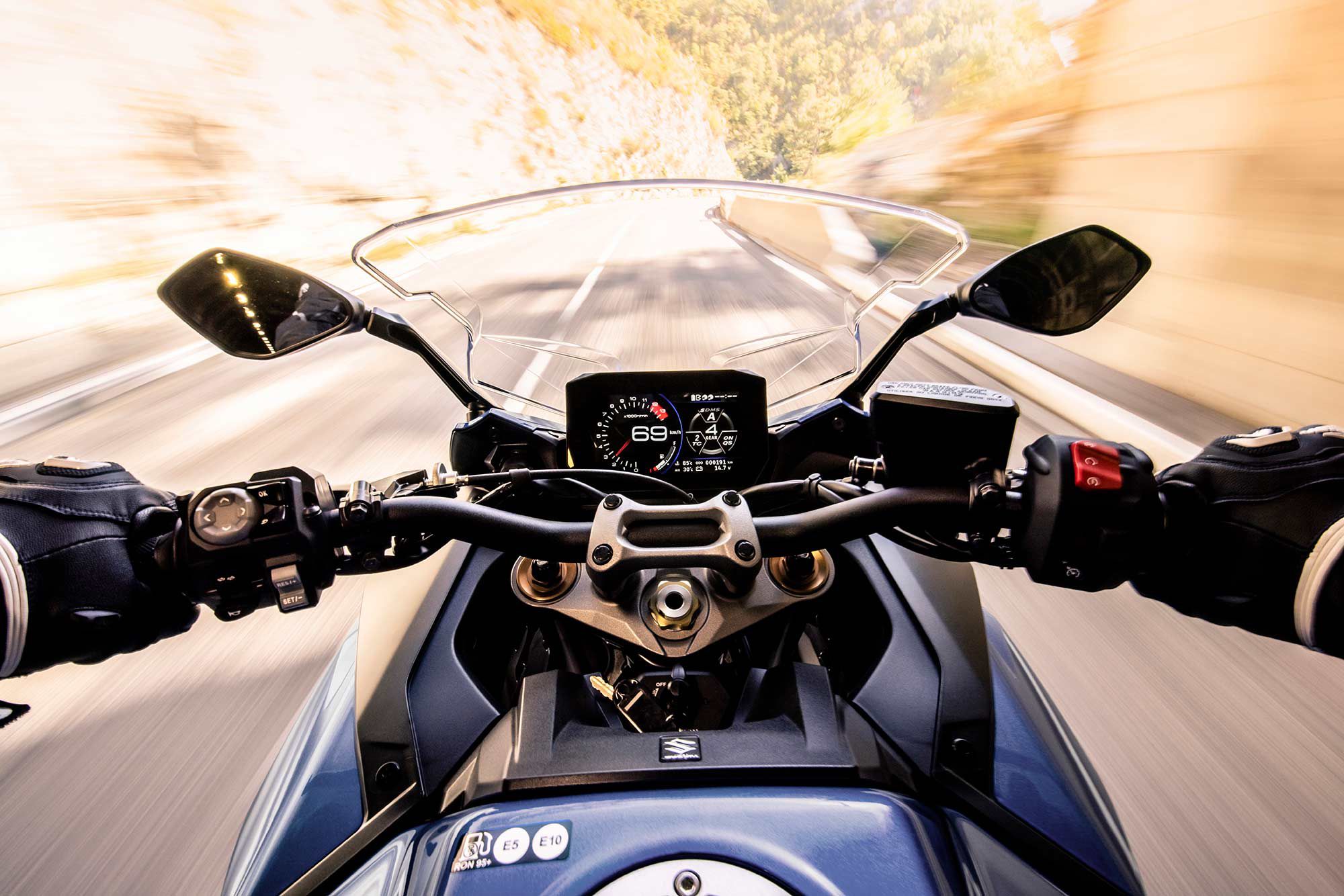A new 6.5-inch TFT display provides all the bike and ride information.