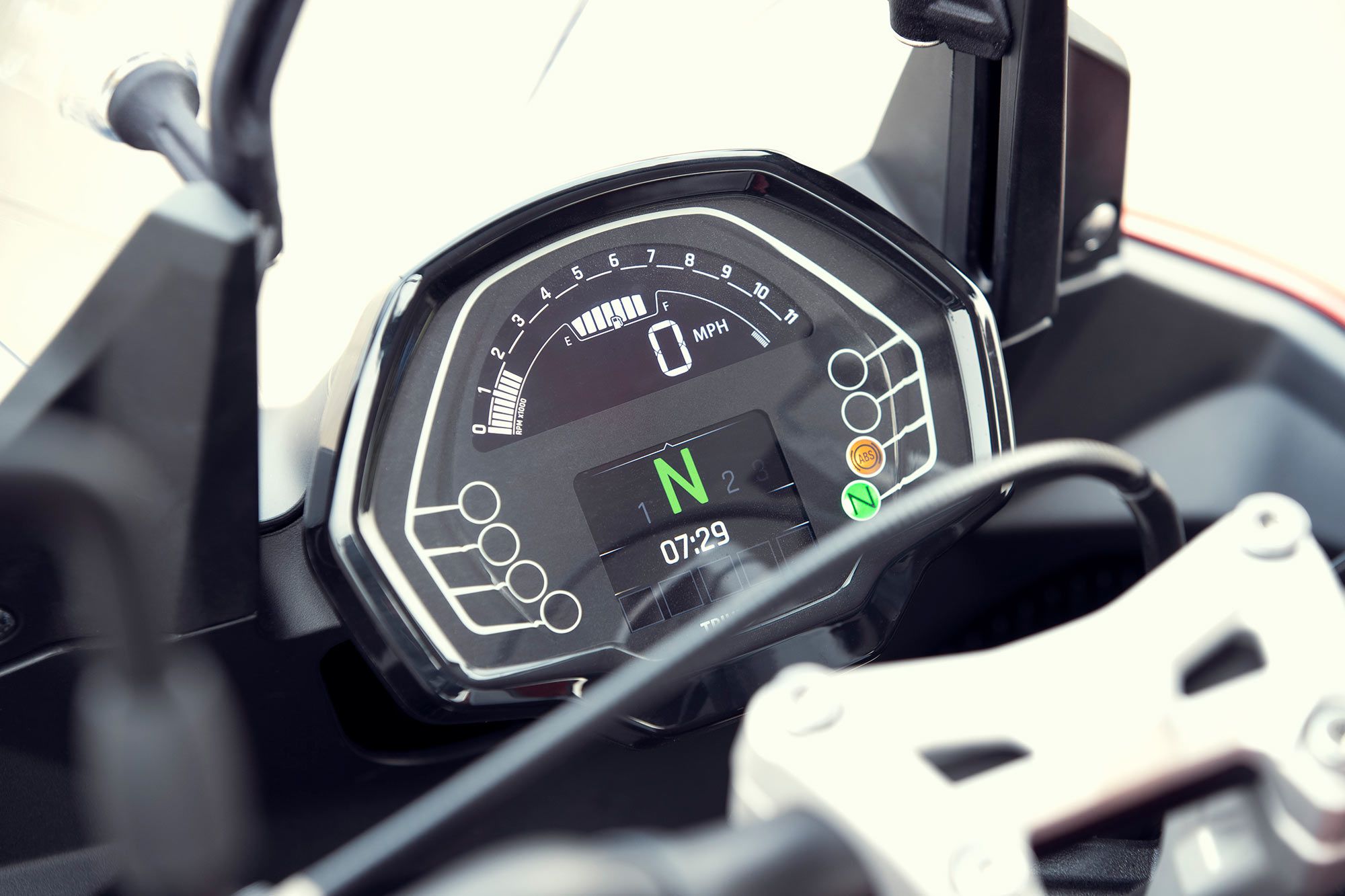 A new TFT instrument provides the connection to all of the 2022 Triumph Tiger Sport 660 ride modes and optionals My Triumph info system.