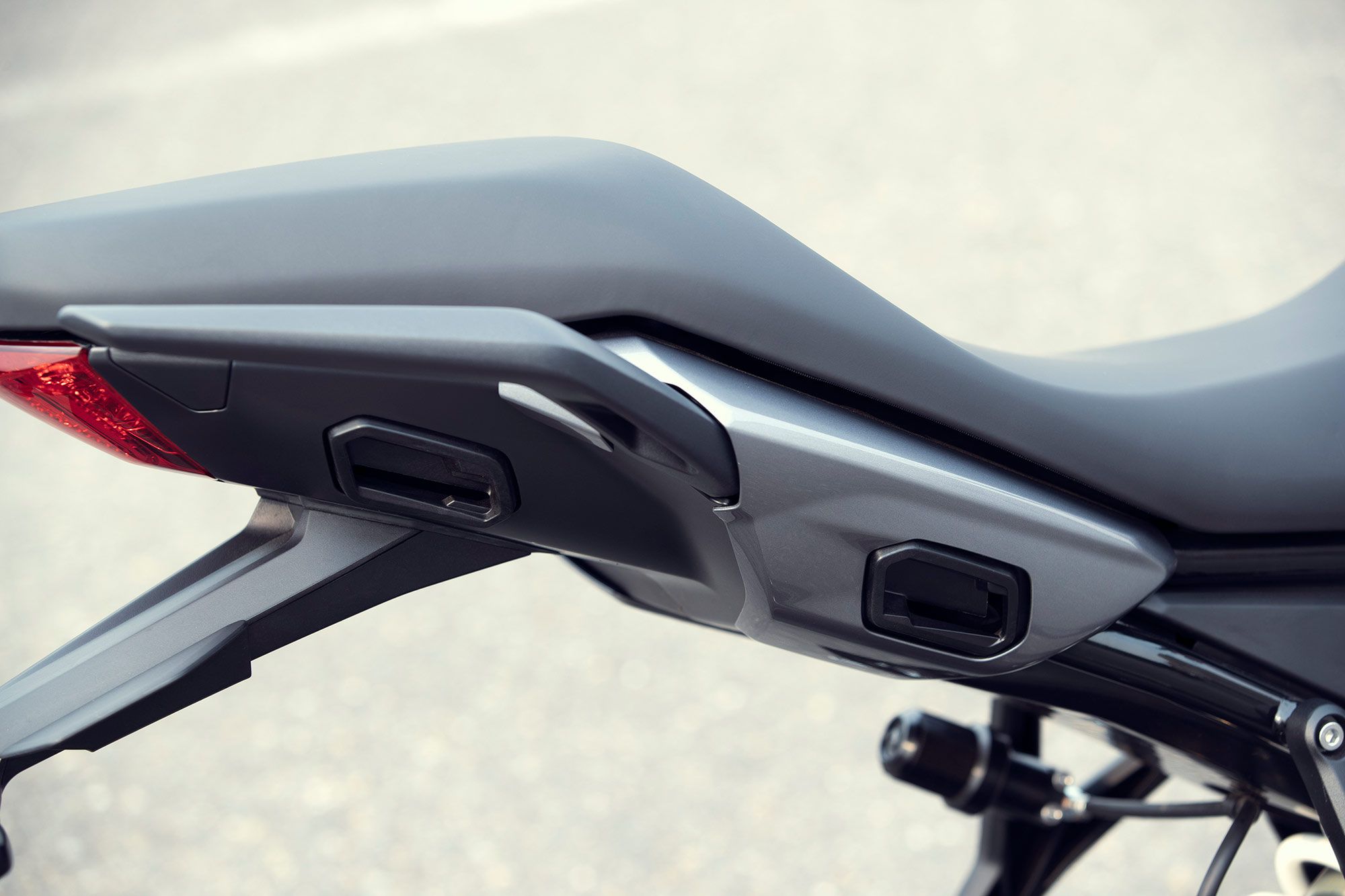 The Tigers two-up seating is comfortable with a relatively easy seat height of 32.9 inches for the pilot and integrated pillion grab handles fitted as standard on both sides.