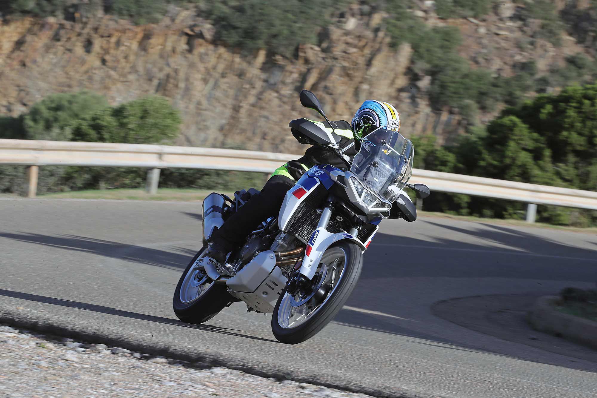 Aprilia quoted 58.8 US mpg (4.0/100km). A 4.8-gallon fuel tank will give a theoretical tank range of more than 282 miles.