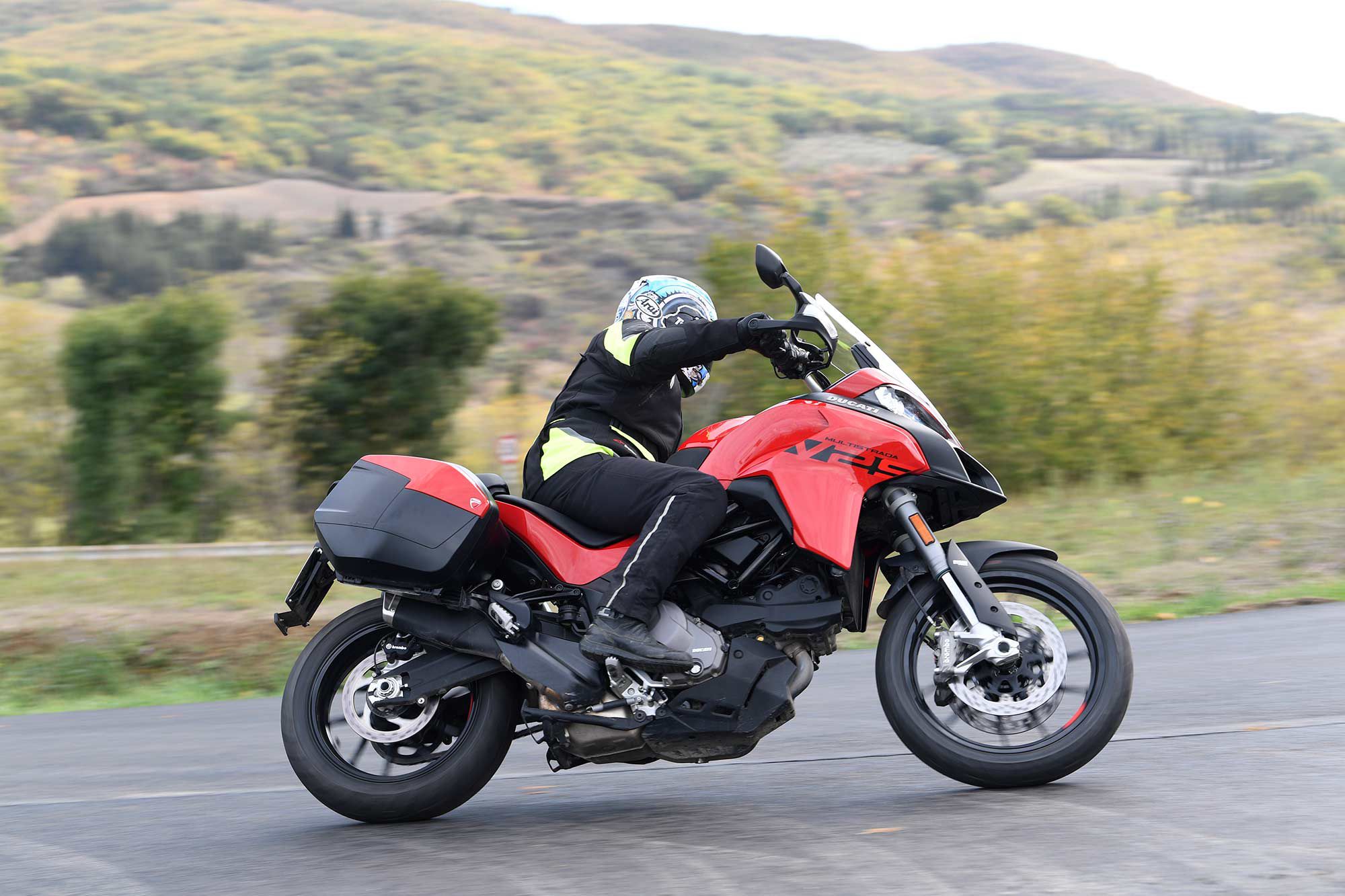 The color range consists of the classic Ducati Red with black rims, available for both Multistrada V2 and Multistrada V2 S, together with the new Street Grey livery with black frame and GP Red rims, which can only be ordered for the version S.