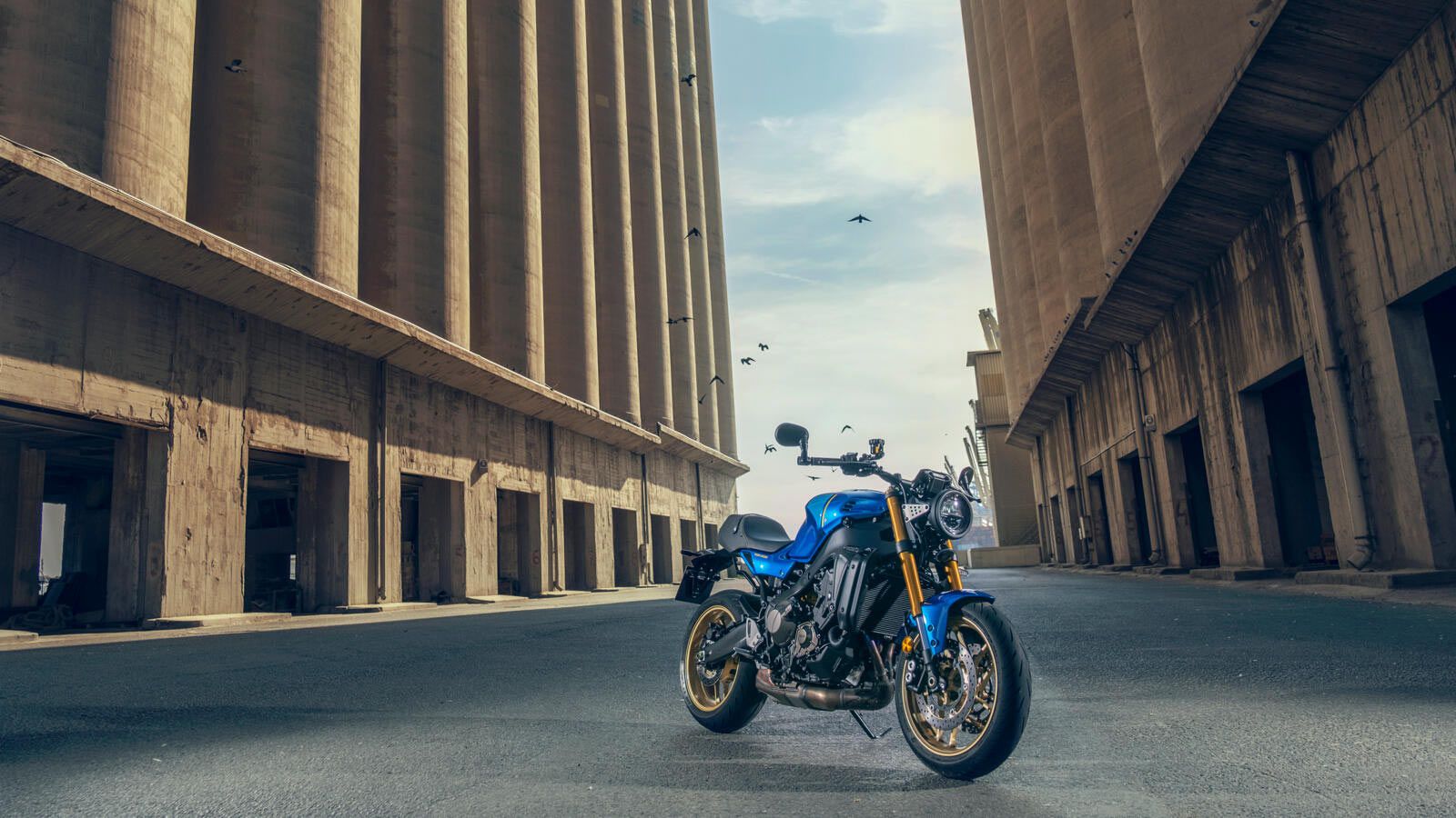 The 2022 Yamaha XSR900 will be available in European markets starting February 2022.
