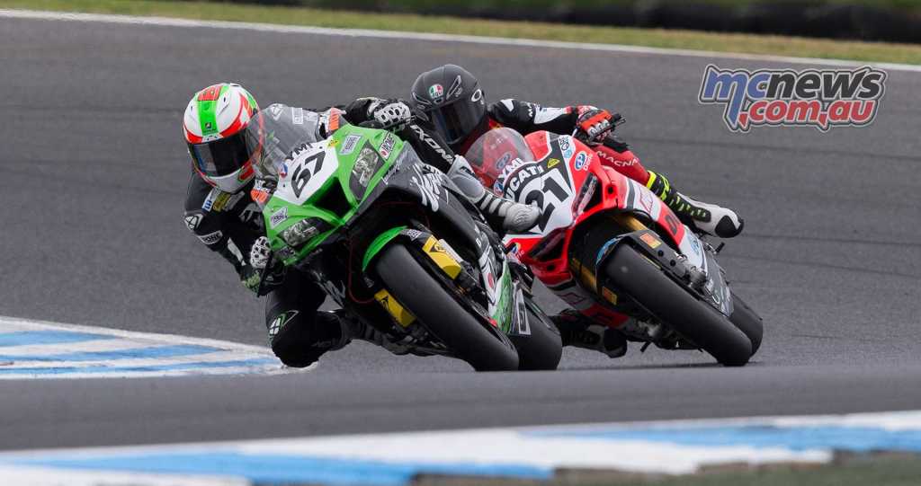 Bryan Staring battling with Troy Bayliss earlier in the weekend - TBG Image