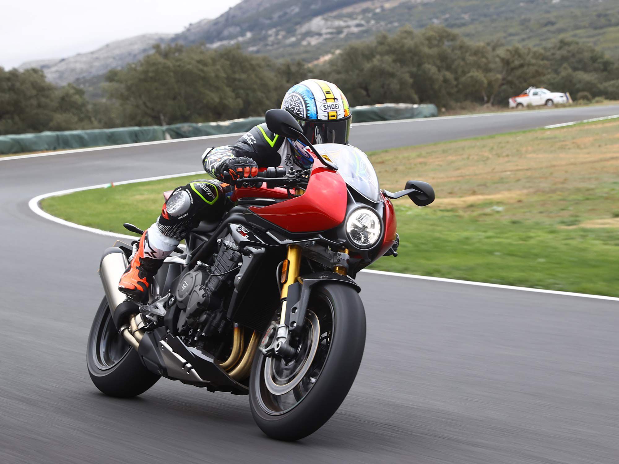 New Öhlins smart EC 2.0 electronically adjustable semi-active system replaces the manually adjustable units on the RS. The Öhlins single shock rear is also semi-active, with both ends having 4.7 inches of travel.