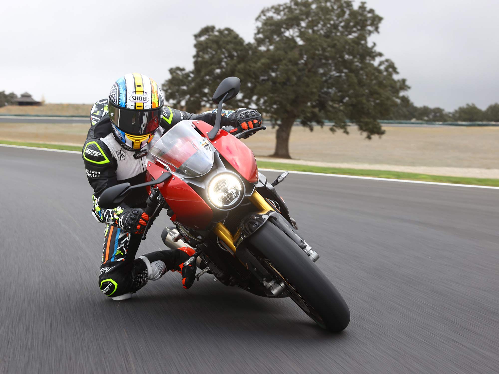 Pirelli Diablo Supercorsa SP V3 rubber is standard, meaning racetrack performance for the road with a dual-compound rear. Triumph also approved the Pirelli Diablo Supercorsa SC3 V3 for track use.