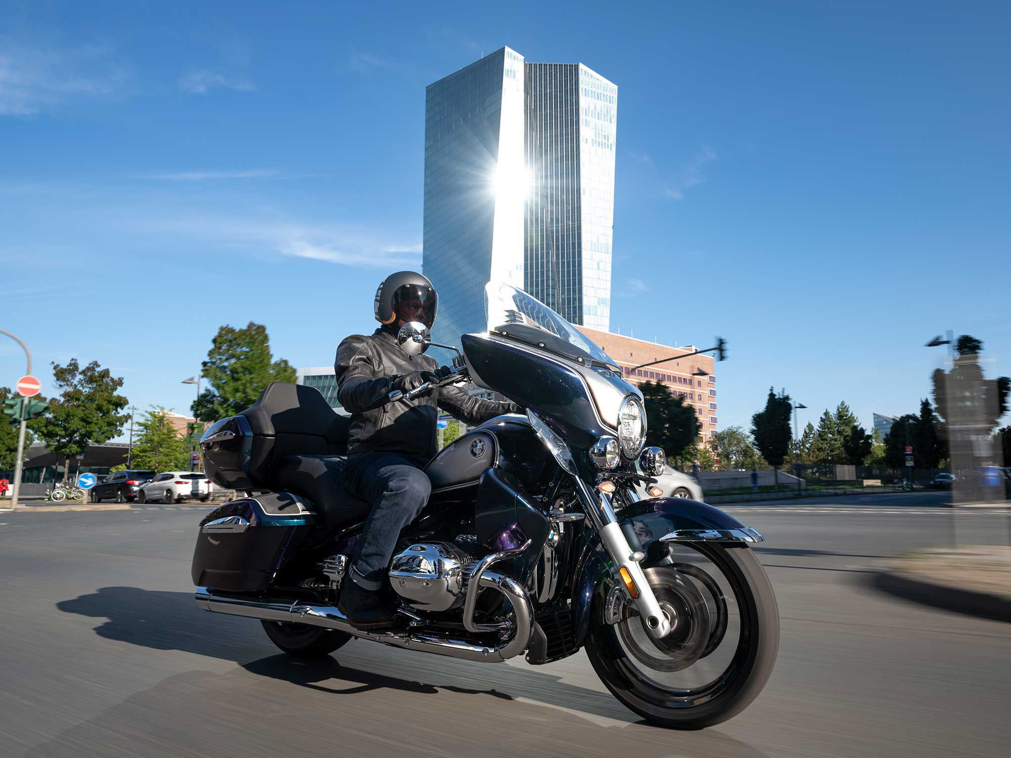 Turn heads in style with the BMW R 18 Transcontinental.