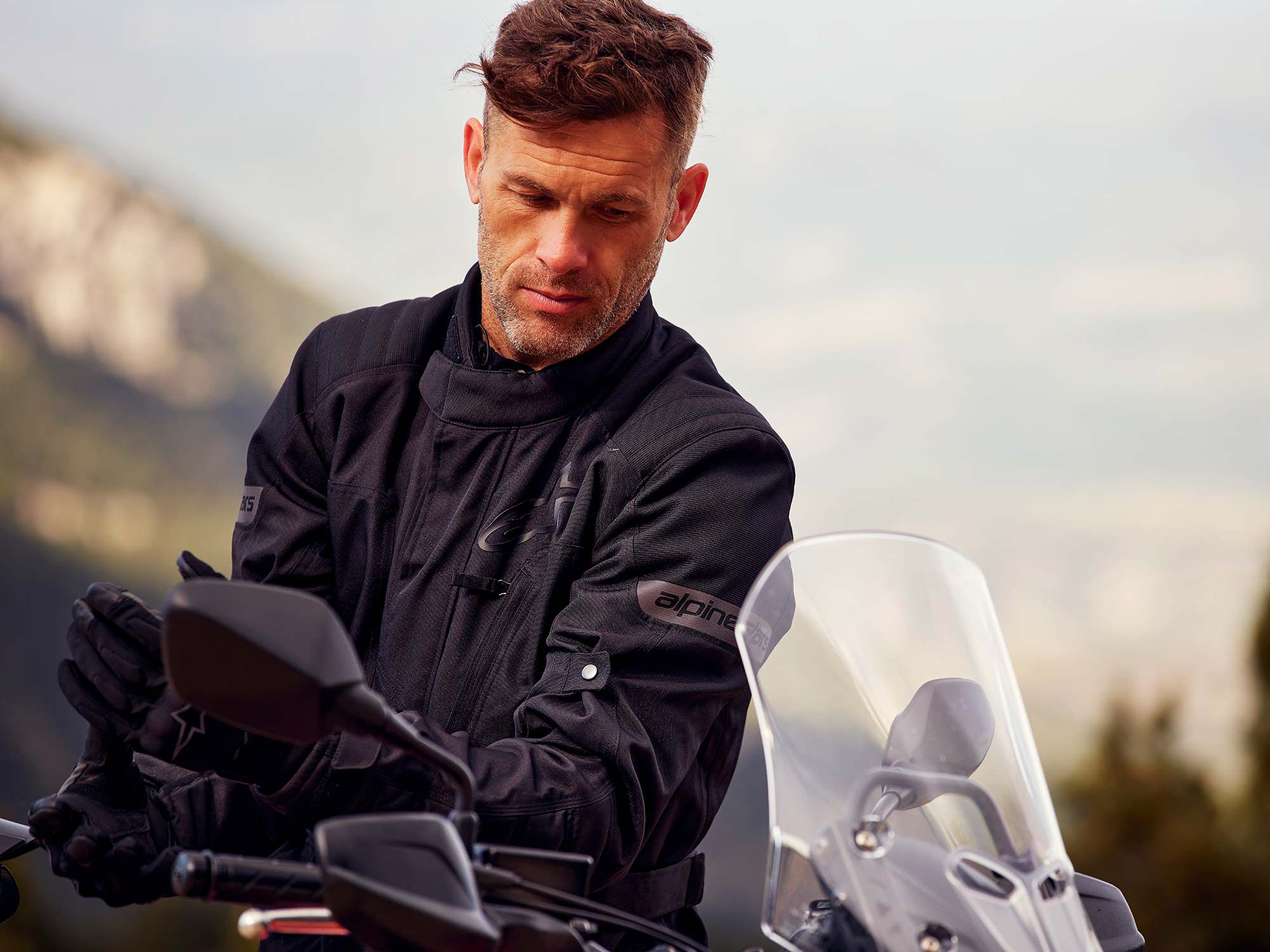 The CB500X’s windscreen has two available height settings—56.9 inches and 55.5 inches—but requires tools to be adjusted.