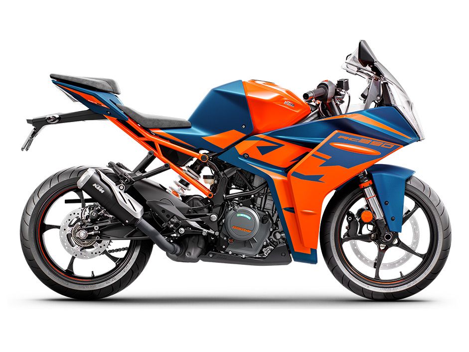 Notice the 2022 RC 390’s wheels, which KTM claims save 7.5 pounds of unsprung weight. An additional 3.3 pounds were saved by the updated frame.
