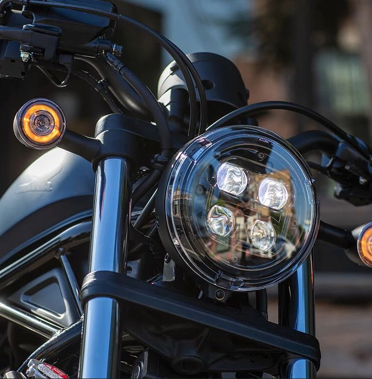 A full LED lighting package brings the Rebel 300 to the modern age. Honda also does well in keeping wiring and cables neat and tidy.