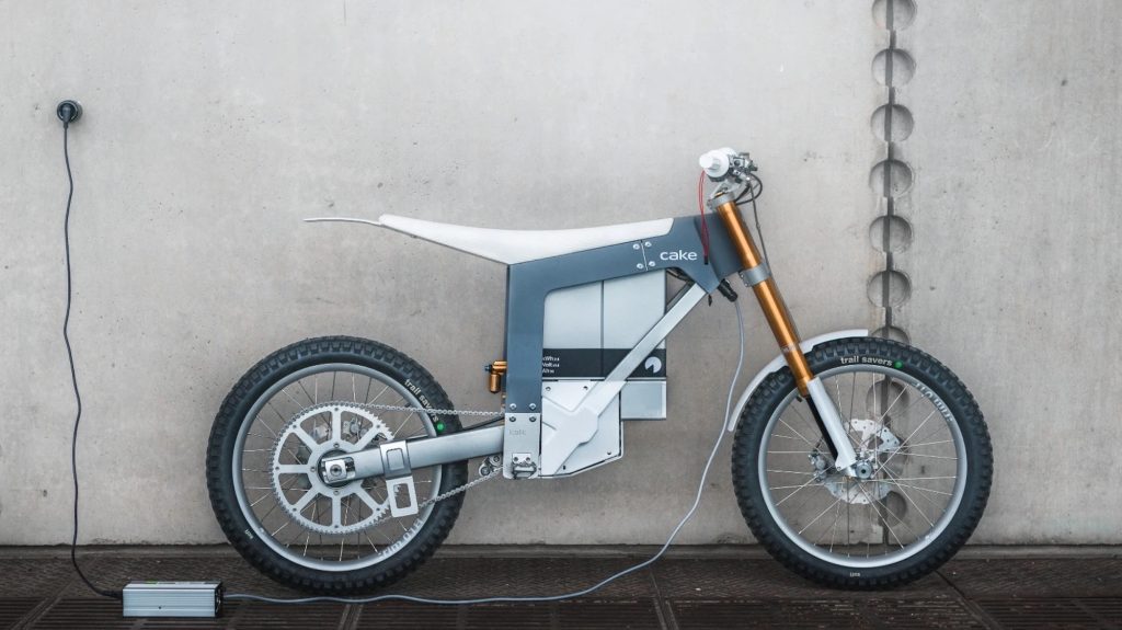 CAKE's electric motorcycles, in the bid to present new paper-based fairings as a result of a partnership with PaperShell AB. Media sourced from TechCrunch.