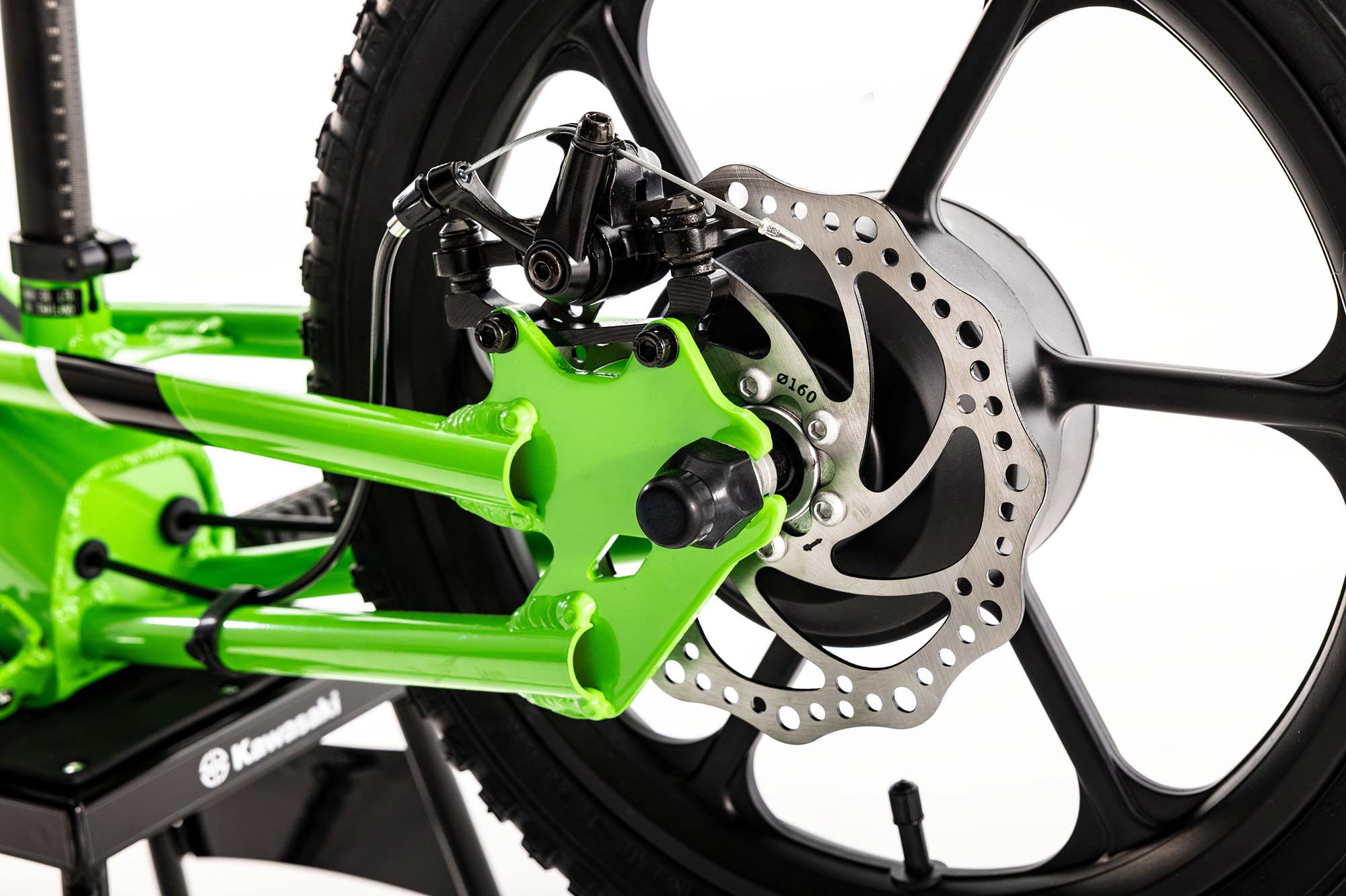 The 16-inch cast aluminum rear wheel is fitted with a 160mm mechanical disc brake.