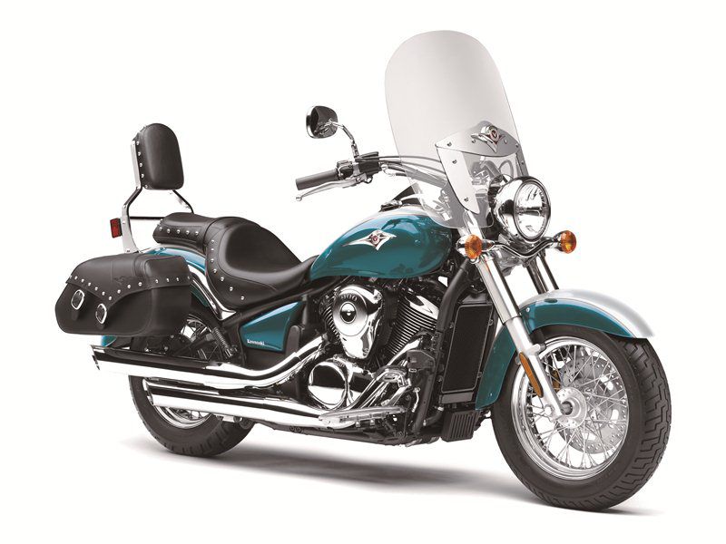 As classically designed as it gets: large protective windscreen, chrome everywhere you look and a comfy studded seat with matching saddlebags.