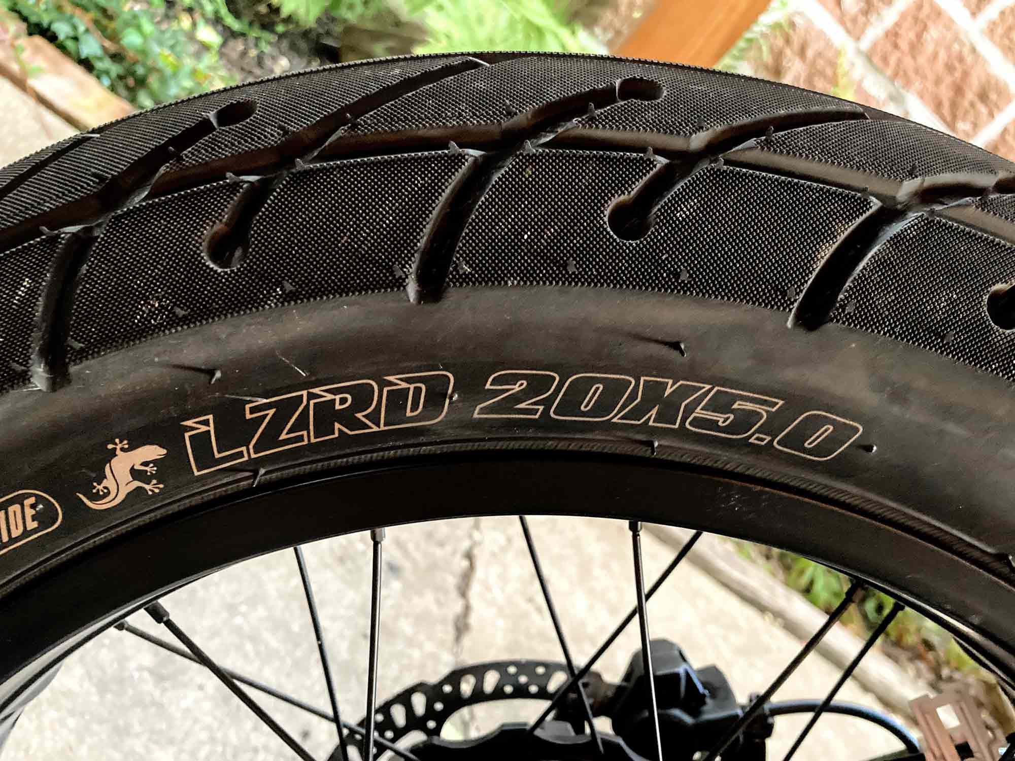Ample LZRD 20 x 5.0 rear tire with micro-knurling, for added grip (as long as they don’t wear out).