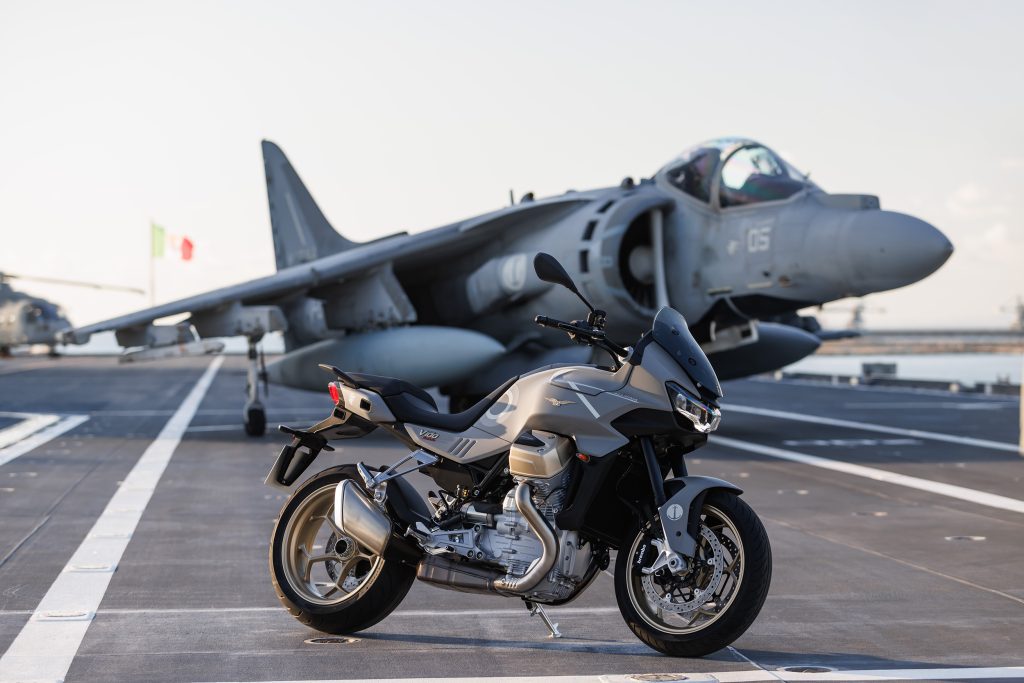The Limited V100 Mandello Aviazione Navale, celebrating the connection with the Italian Navy. Media sourced from Moto Guzzi's press release. © Francesco Vignali Photography