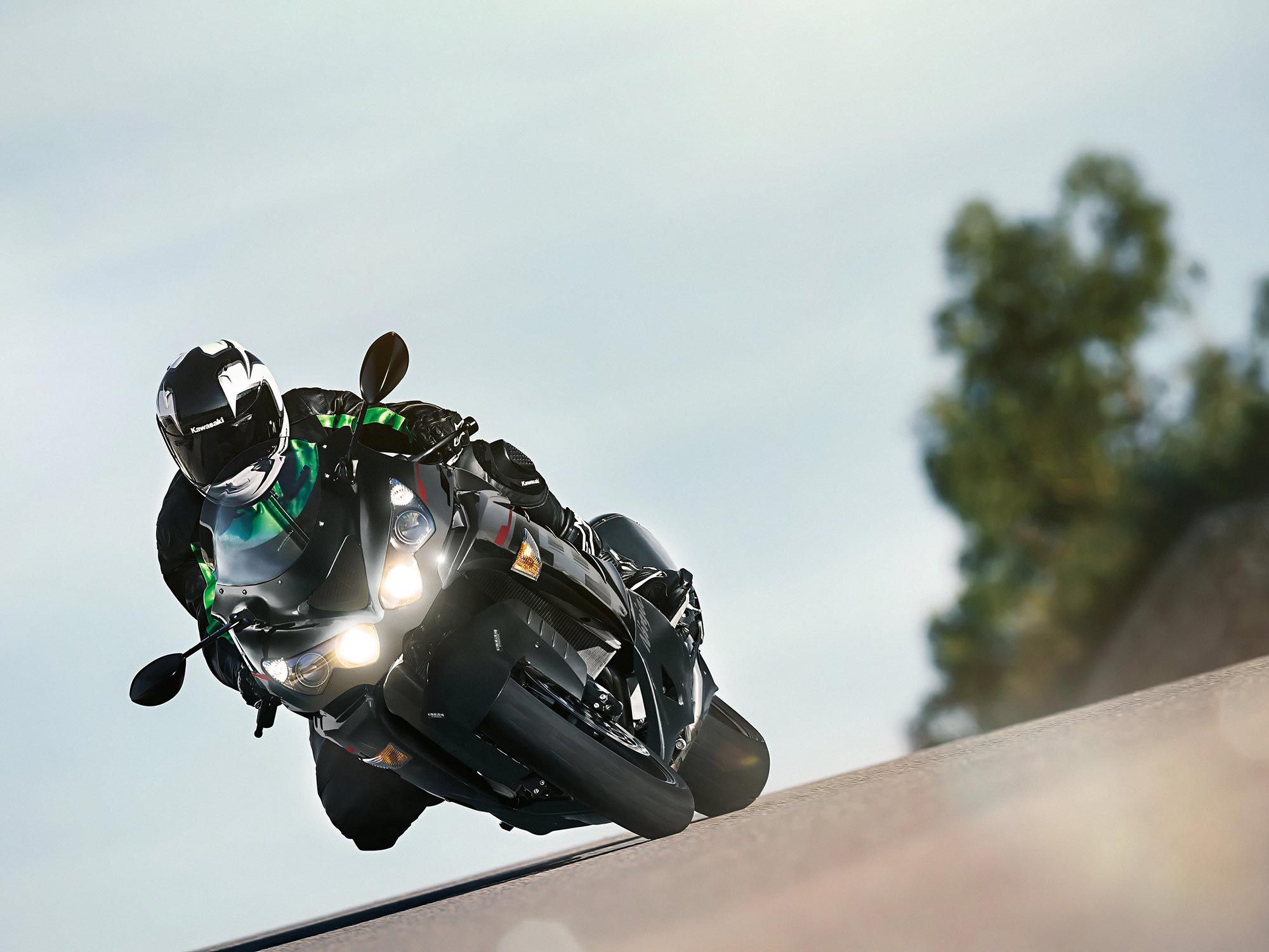 Despite its 593-pound curb weight and long 58.3-inch wheelbase, the ZX-14R handles surprisingly well.