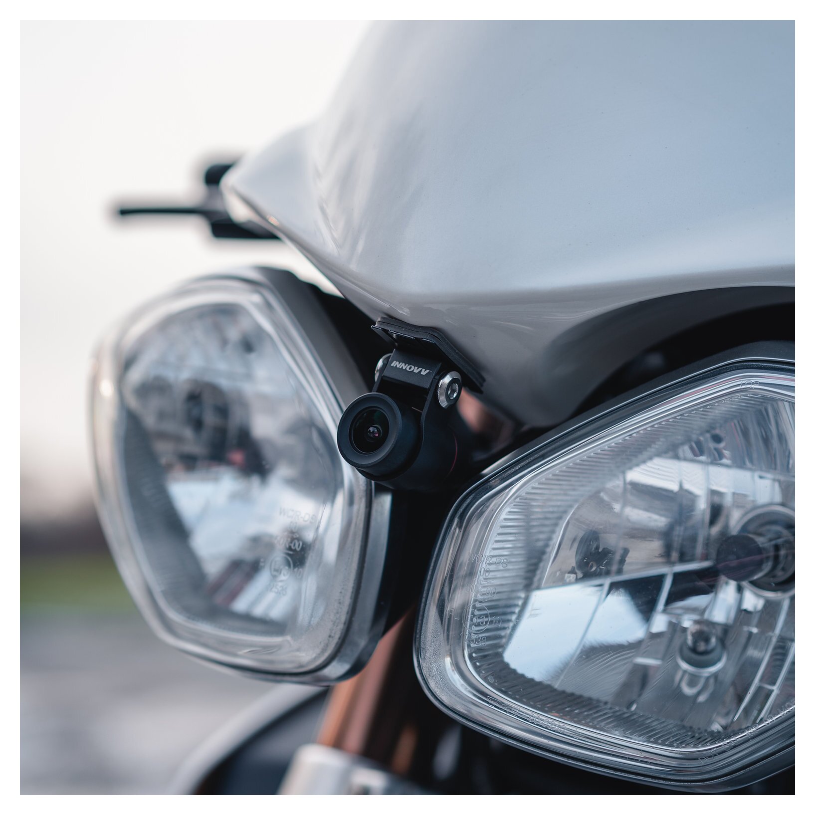 An image of the INNOVV K5 mounted in between the headlights of the Triumph Speed Triple.