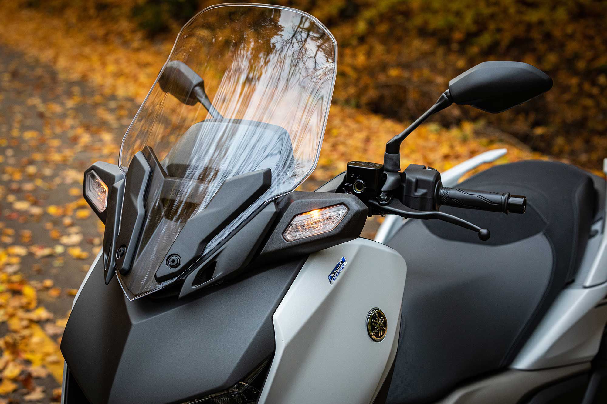 The windscreen and handlebars are adjustable.