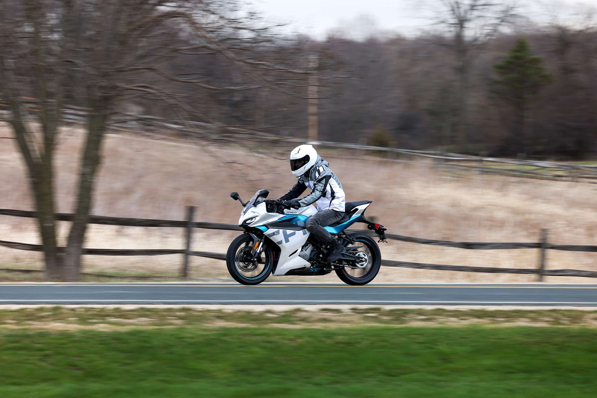 The 300SS is available in Nebula White and Nebula Black color options. Not only is it an affordable entry into the sportbike category, but it also looks good, with a modern and stylish design.