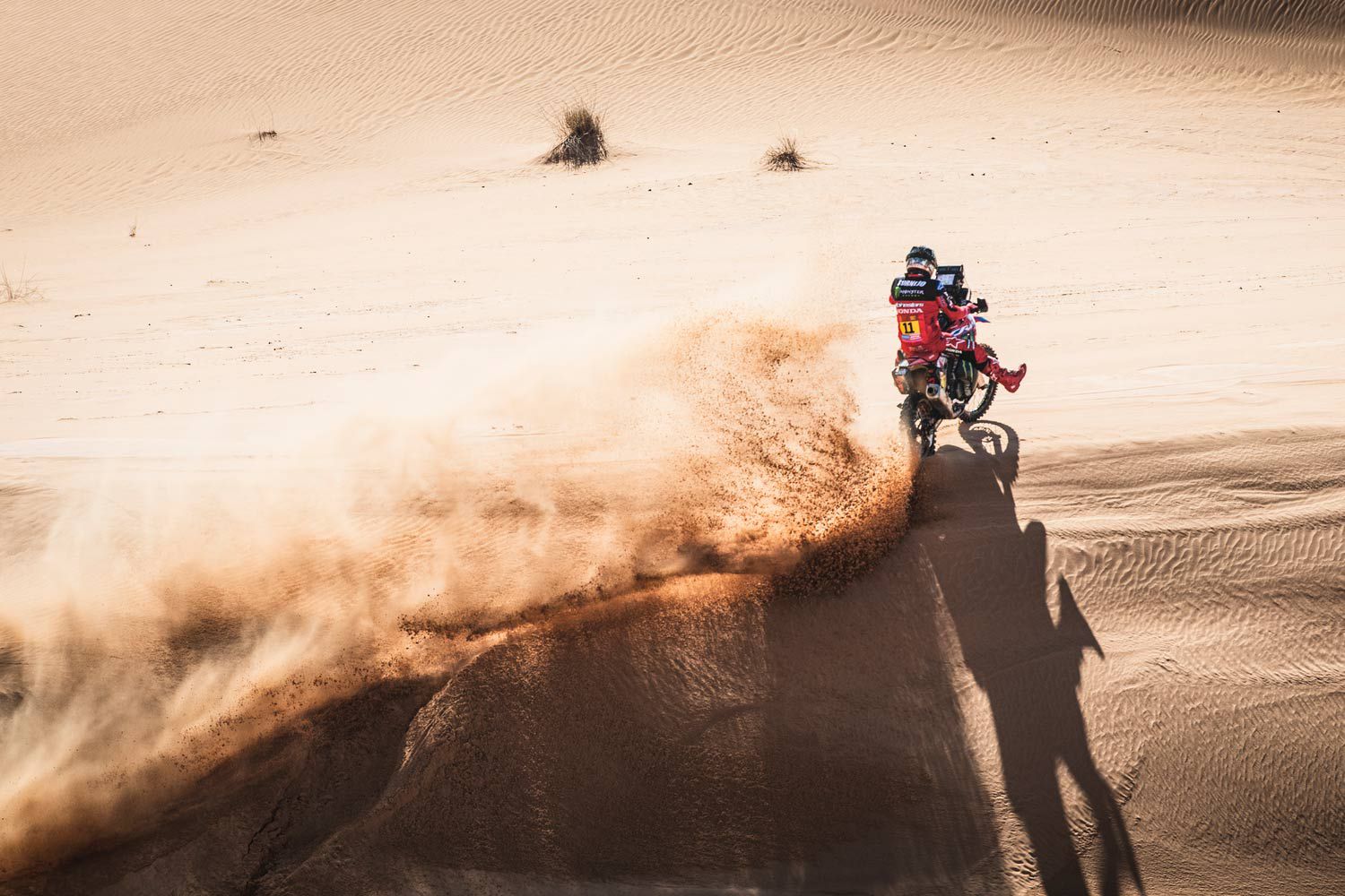 Jose Ignacio Cornejo Florimo, Monster Energy Honda Team, surfs the sand ridge, Stage 6 between Hail and Riyadh, Saudi Arabia.