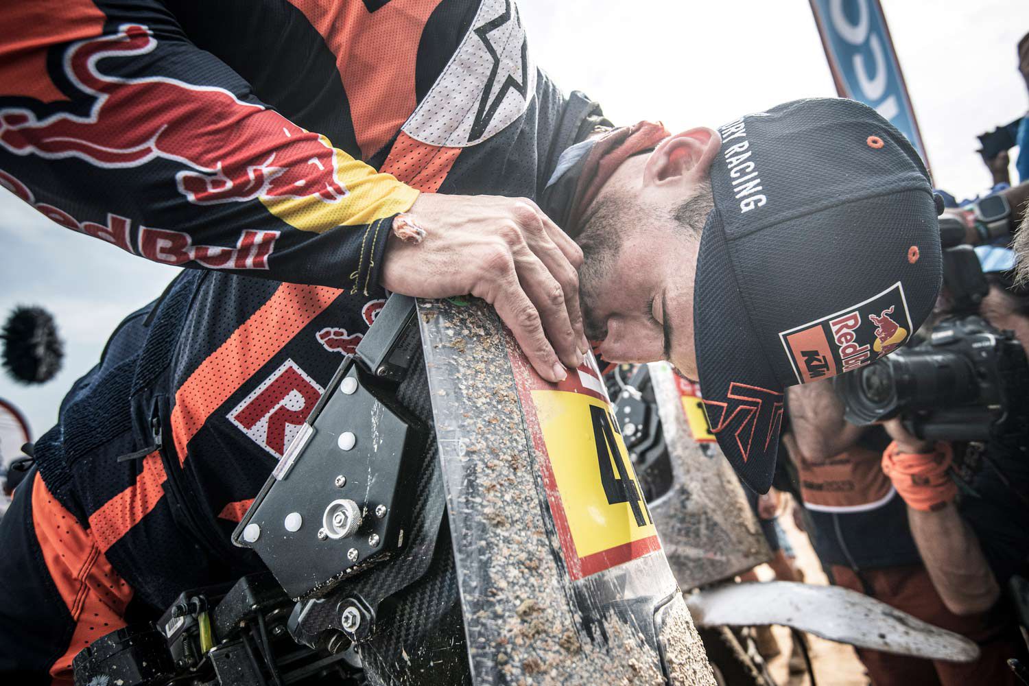 The romance of victory: Kevin Benavides, Red Bull KTM Factory Racing, gives his winning KTM a smooch after Stage 14, Dammam, Saudi Arabia.