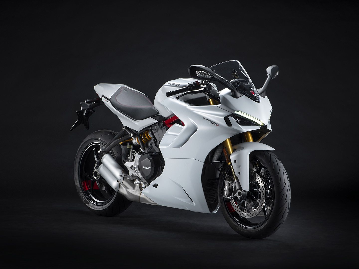 SuperSport S models add Öhlins suspension front and rear, and a passenger seat cover.